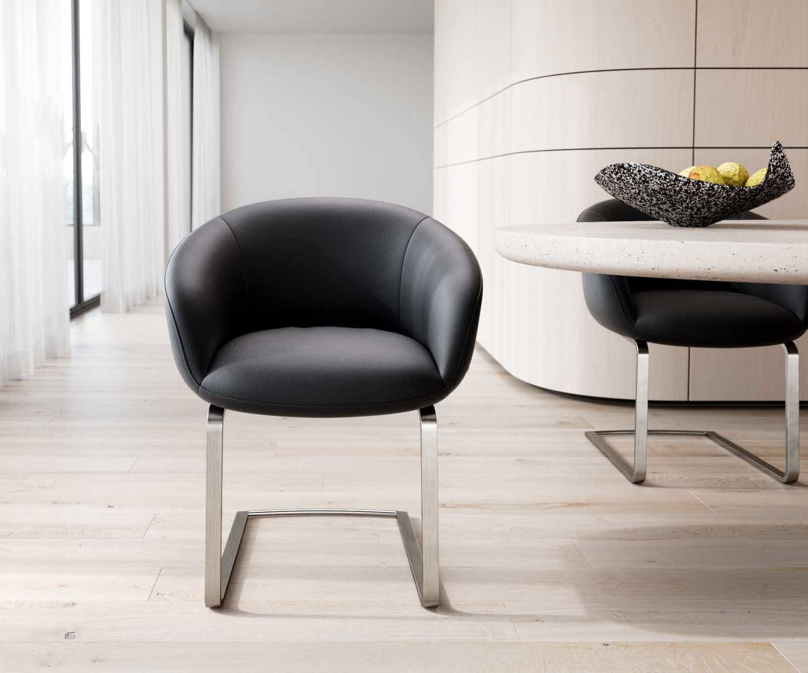 Cantilever Vinka-Flex avec accoudoirs cuir de vache noir pied cantilever plat acier inoxydable brossé ressorts ensachés 1 Cantilever Vinka-Flex avec accoudoirs cuir de vache noir pied cantilever plat acier inoxydable brossé ressorts ensachés 1