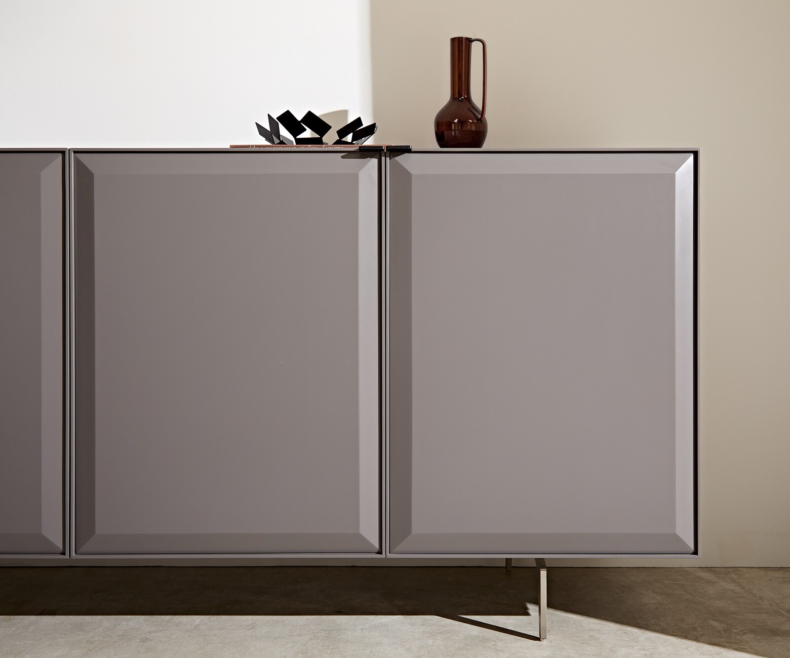 Buffet Marellia 200 cm Gris 4 portes Pied équerre inoxydable 4 Buffet Marellia 200 cm Gris 4 portes Pied équerre inoxydable 4