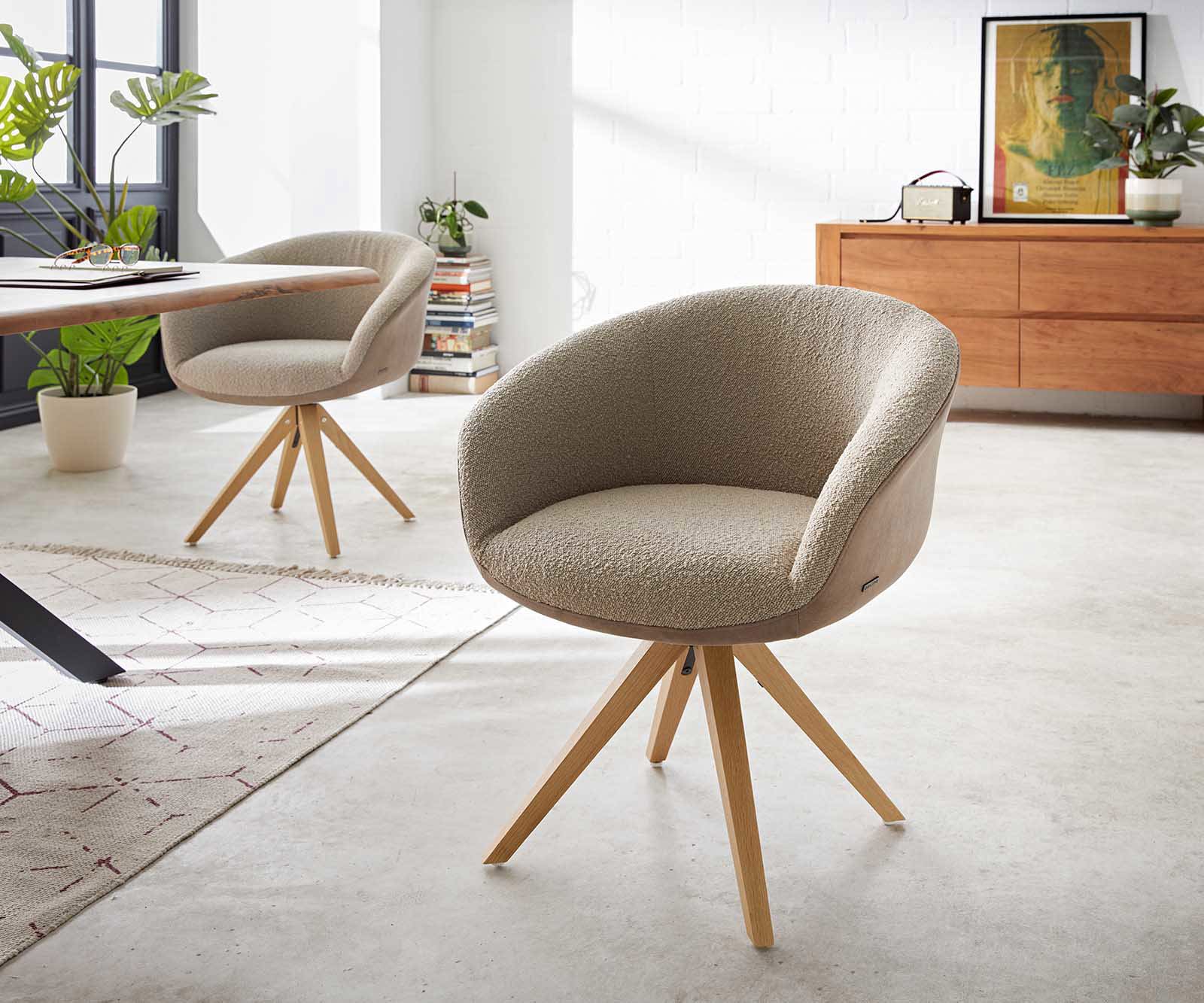 Chaise-pivotante Vinka-Flex avec accoudoirs tissu mixte couleur boue pied en bois angulaire naturel pivotement sur 180° ressorts ensachés
