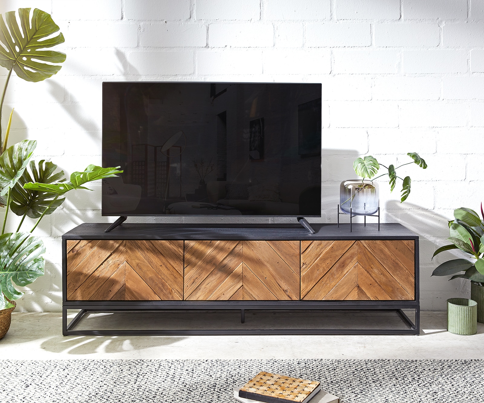 Meuble-TV Famke 145 cm manguier teck 3 portes 1 Meuble-TV Famke 145 cm manguier teck 3 portes 1