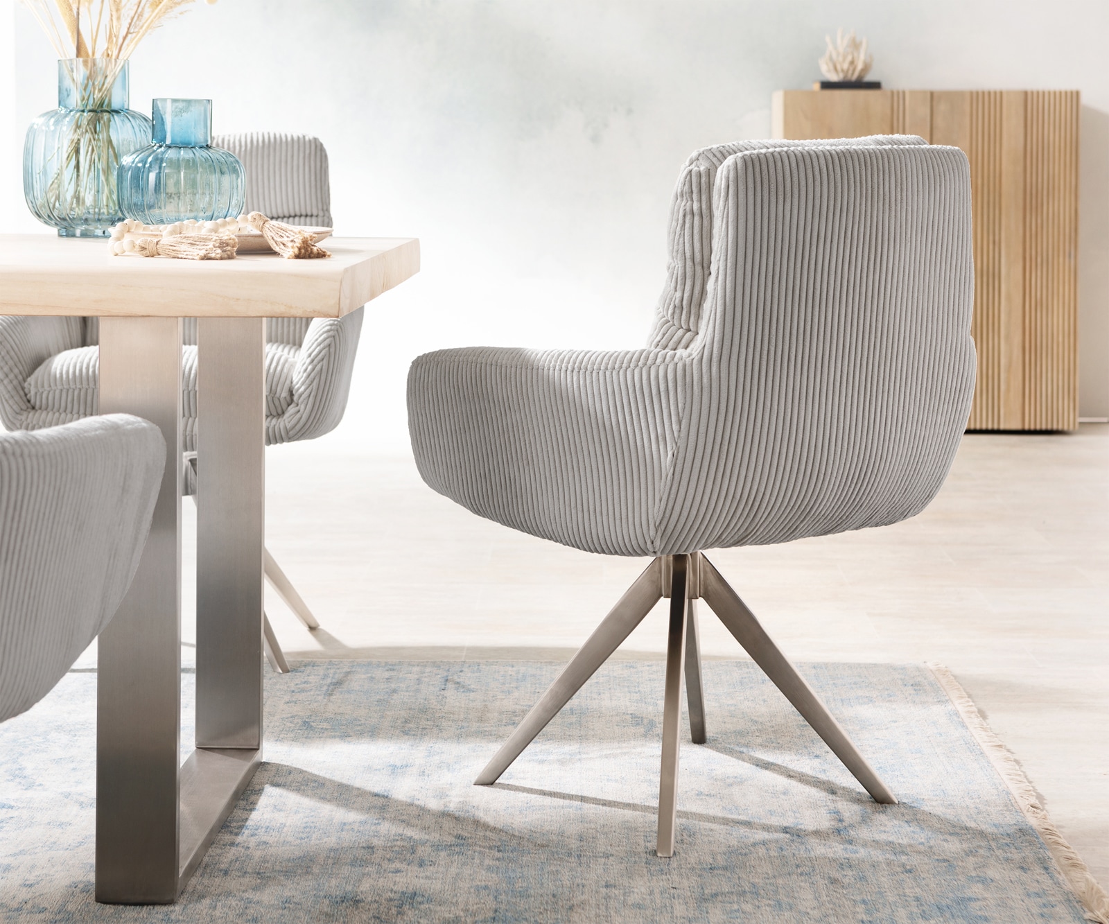 Chaise-de-salle-à-manger Abelia-Flex avec accoudoirs côtelé gris argenté pied croisé angulaire acier inoxydable brossé 4 Chaise-de-salle-à-manger Abelia-Flex avec accoudoirs côtelé gris argenté pied croisé angulaire acier inoxydable brossé 4