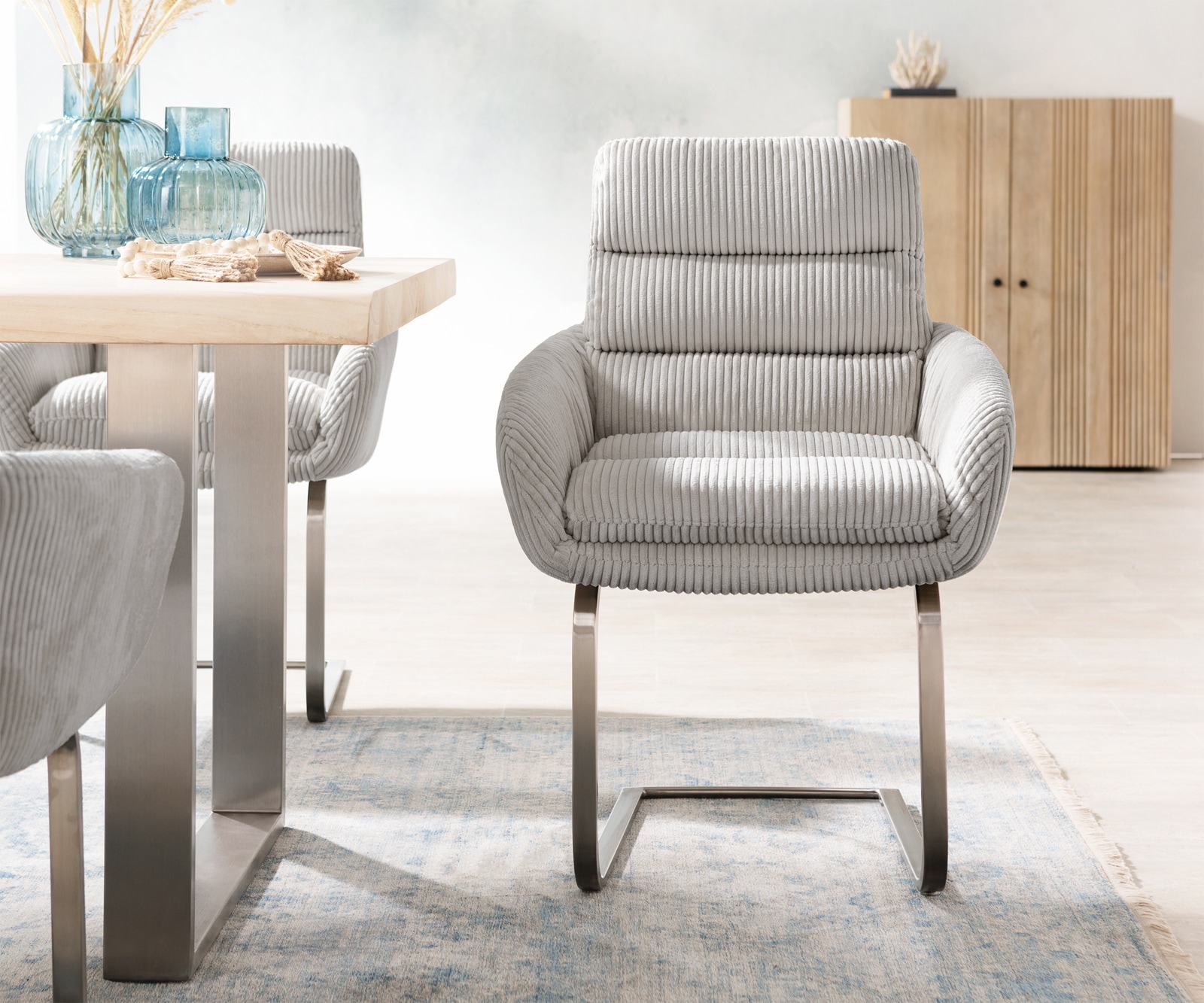 Cantilever Abelia-Flex avec accoudoirs côtelé gris argenté pied cantilever plat acier inoxydable brossé 1 Cantilever Abelia-Flex avec accoudoirs côtelé gris argenté pied cantilever plat acier inoxydable brossé 1