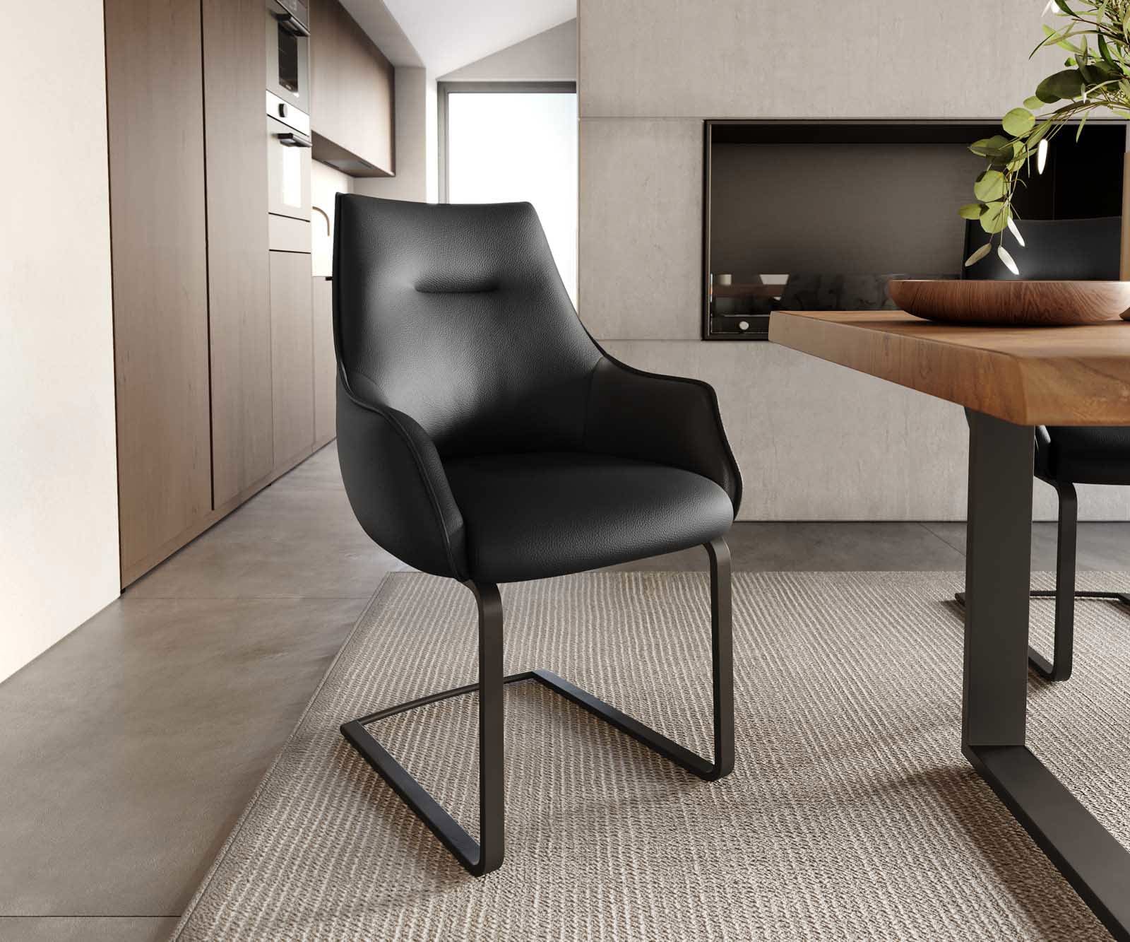 Cantilever Alja-Flex avec accoudoirs cuir de vache noir pied cantilever plat noir ressorts ensachés Cantilever Alja-Flex avec accoudoirs cuir de vache noir pied cantilever plat noir ressorts ensachés