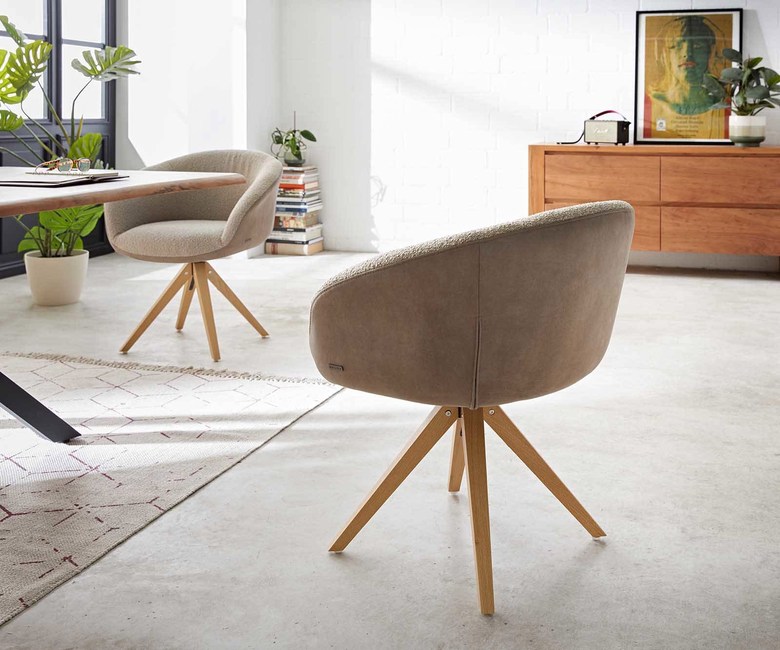 Chaise-pivotante Vinka-Flex avec accoudoirs tissu mixte couleur boue pied en bois angulaire naturel pivotement sur 180° ressorts ensachés 4 Chaise-pivotante Vinka-Flex avec accoudoirs tissu mixte couleur boue pied en bois angulaire naturel pivotement sur 180° ressorts ensachés 4