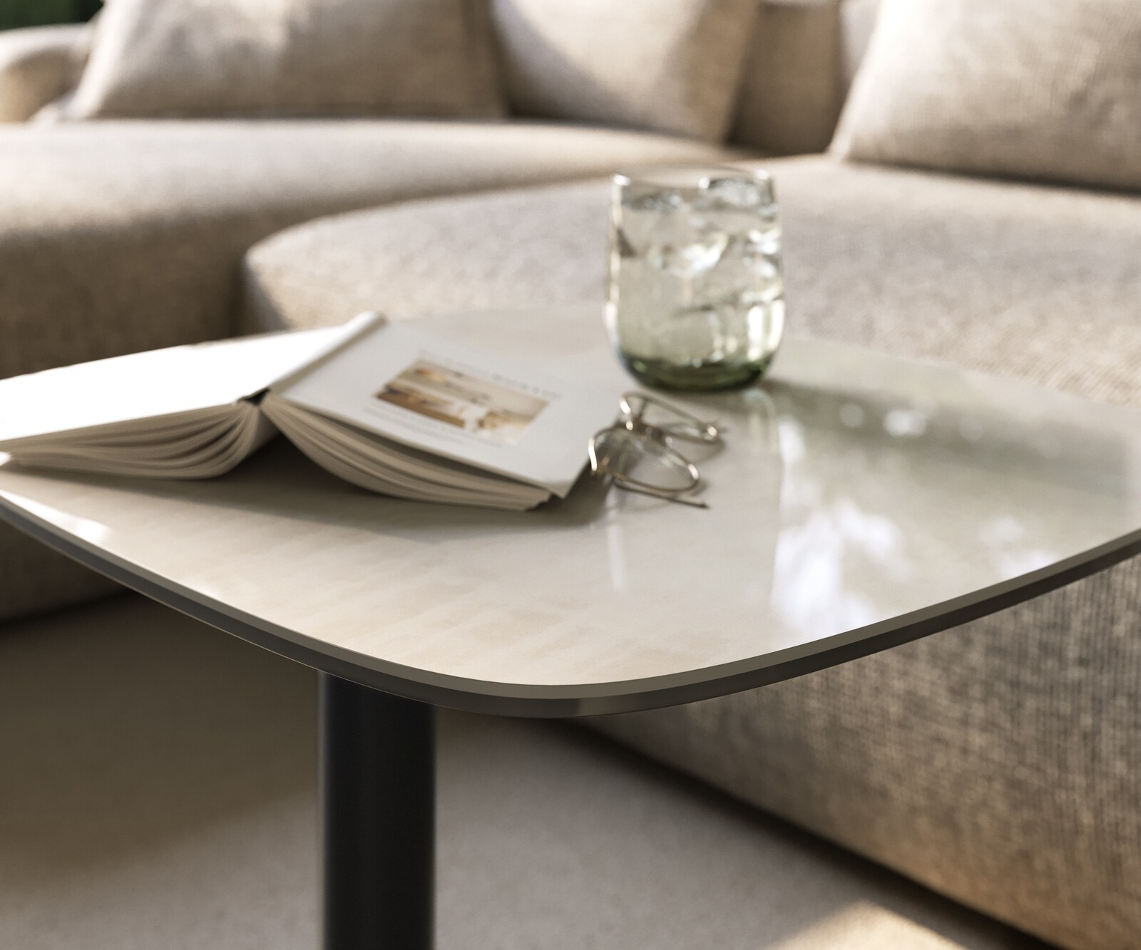 table d’appoint Edge forme bateau 50x50 cm céramique Onyx Champagne Eleny métal noir 5