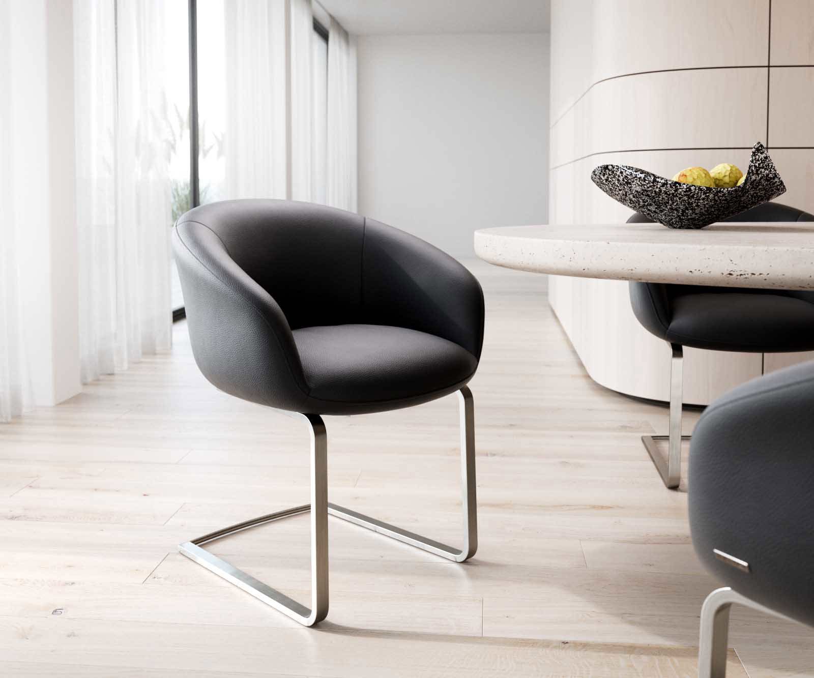 Cantilever Vinka-Flex avec accoudoirs cuir de vache noir pied cantilever plat acier inoxydable brossé ressorts ensachés