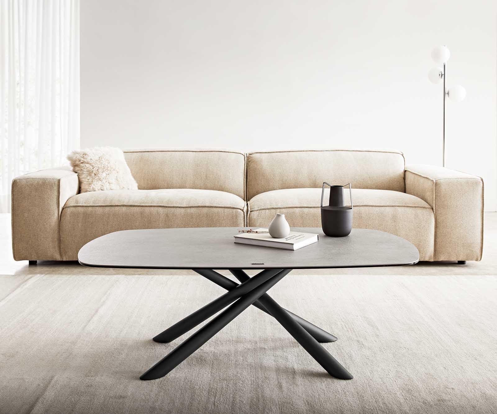 Table basse Sarita 120x70 cm Céramique Aspetto Concreto Couleur béton piétement métal noir 2 Table basse Sarita 120x70 cm Céramique Aspetto Concreto Couleur béton piétement métal noir 2