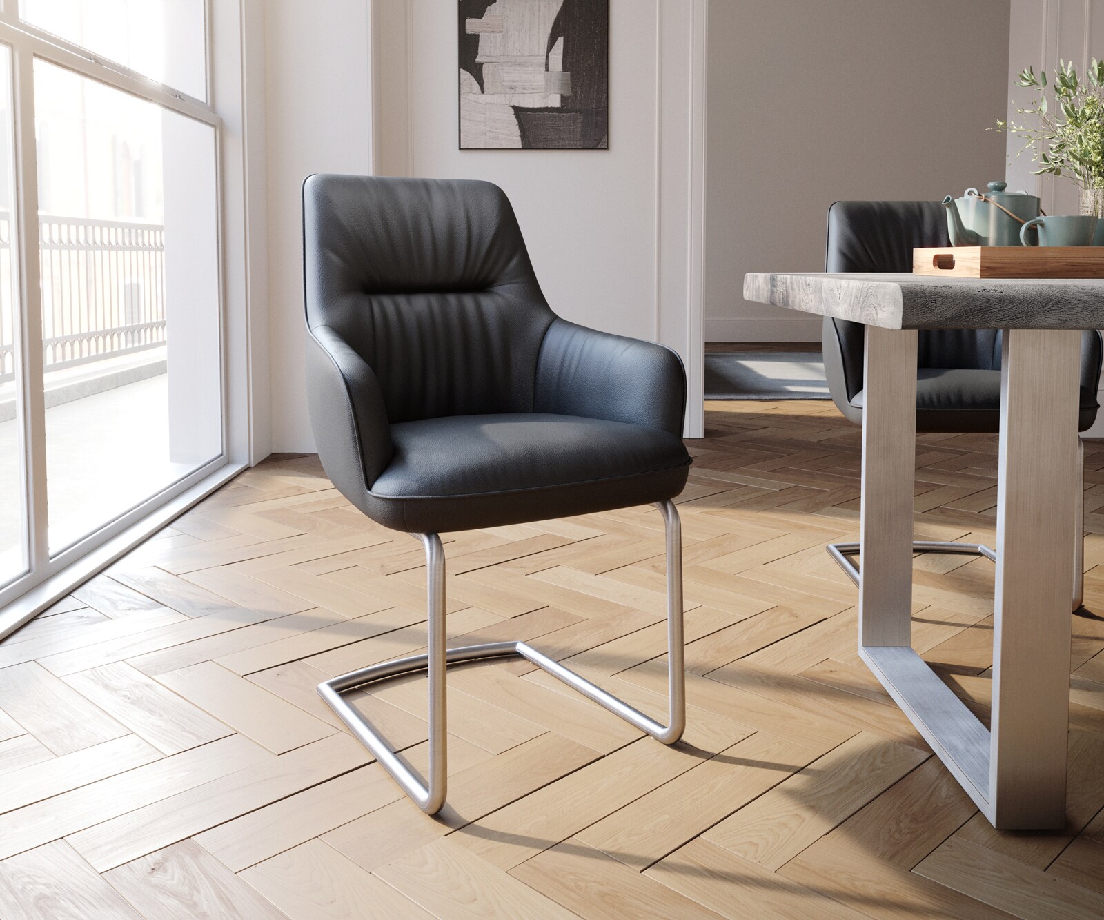 Cantilever Zelia-Flex avec accoudoirs cuir de vache noir pied cantilever rond acier inoxydable brossé ressorts ensachés