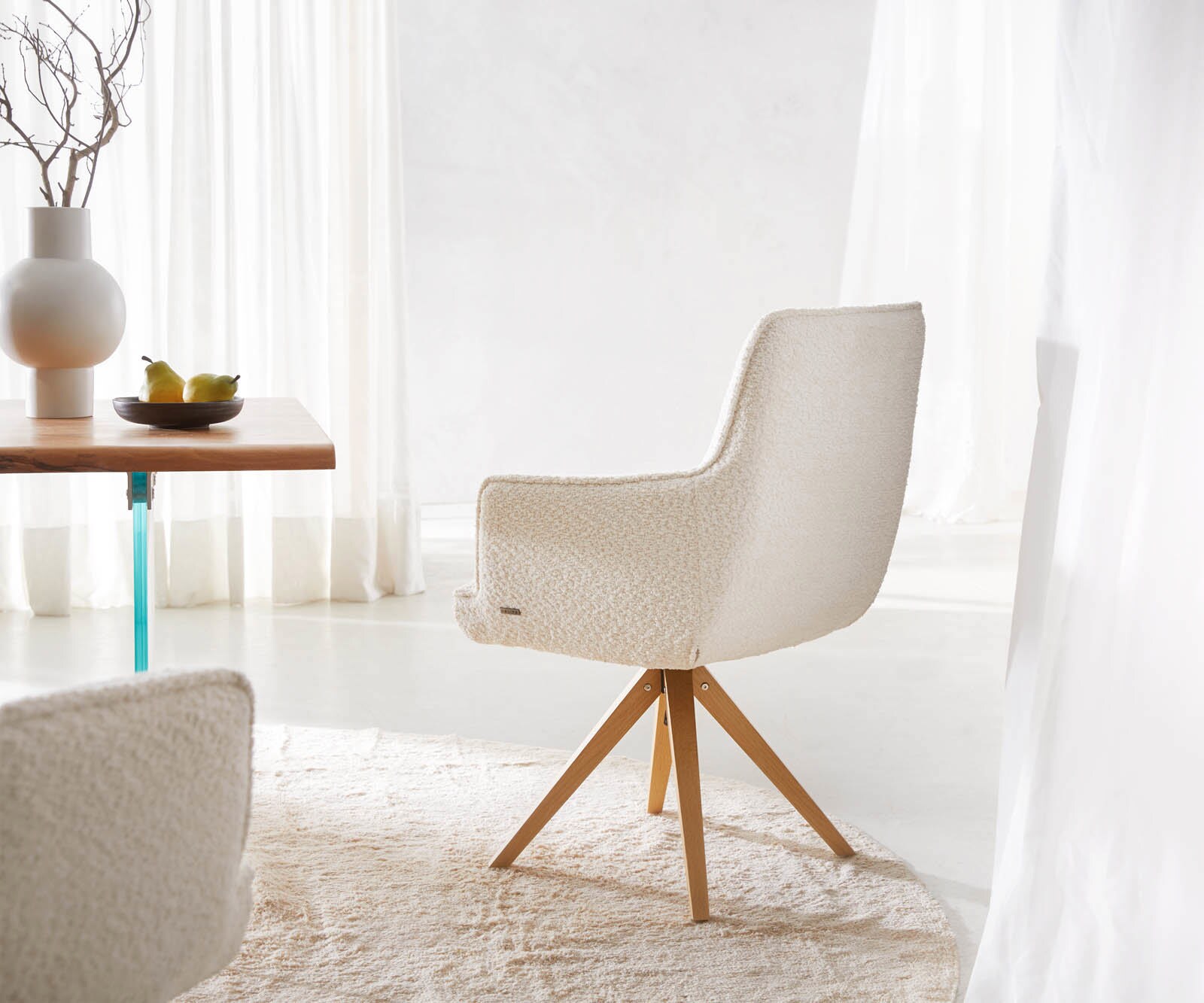 Chaise-pivotante Heira-Flex avec accoudoirs bouclé blanc pied en bois angulaire naturel pivotement sur 180° ressorts ensachés 4 Chaise-pivotante Heira-Flex avec accoudoirs bouclé blanc pied en bois angulaire naturel pivotement sur 180° ressorts ensachés 4