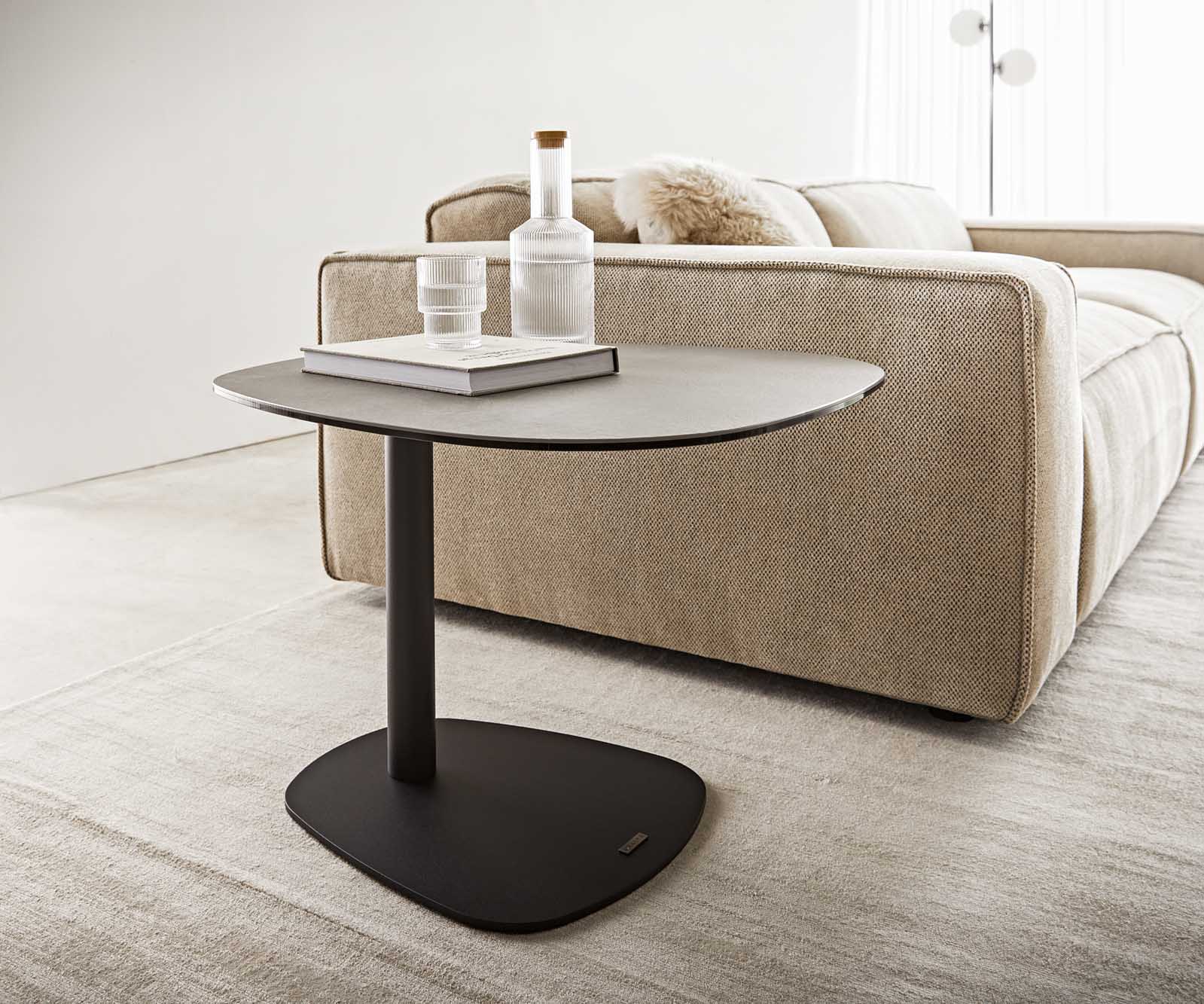 Table d'appoint Elenya 60x60 cm Céramique Aspetto Concreto Couleur béton Piétement métal noir Table d'appoint Elenya 60x60 cm Céramique Aspetto Concreto Couleur béton Piétement métal noir