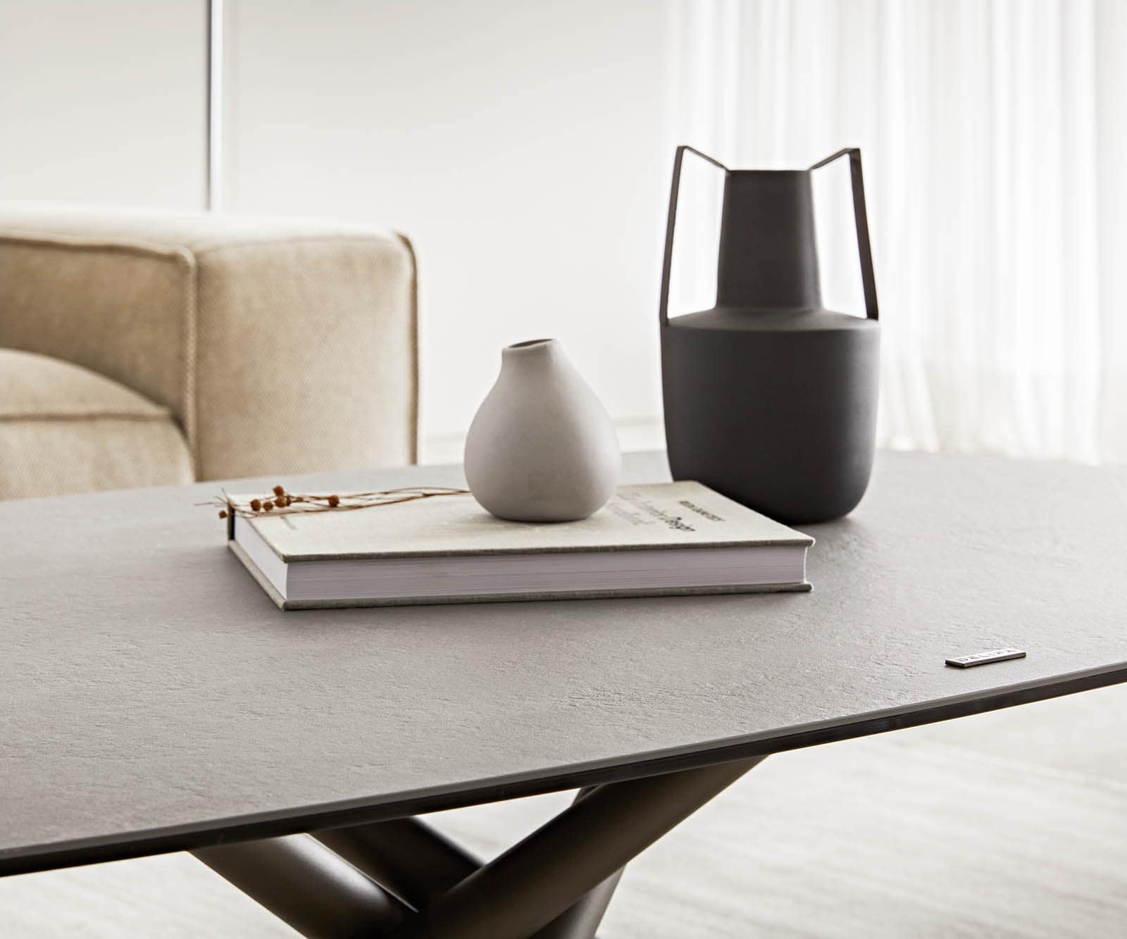 Table basse Sarita 120x70 cm Céramique Aspetto Concreto Couleur béton Piétement Effektifinish Titan 7