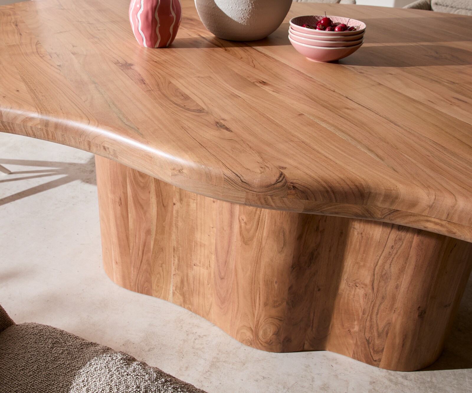 Table à manger Herkon 240x140 acacia naturel piètement en bois 6