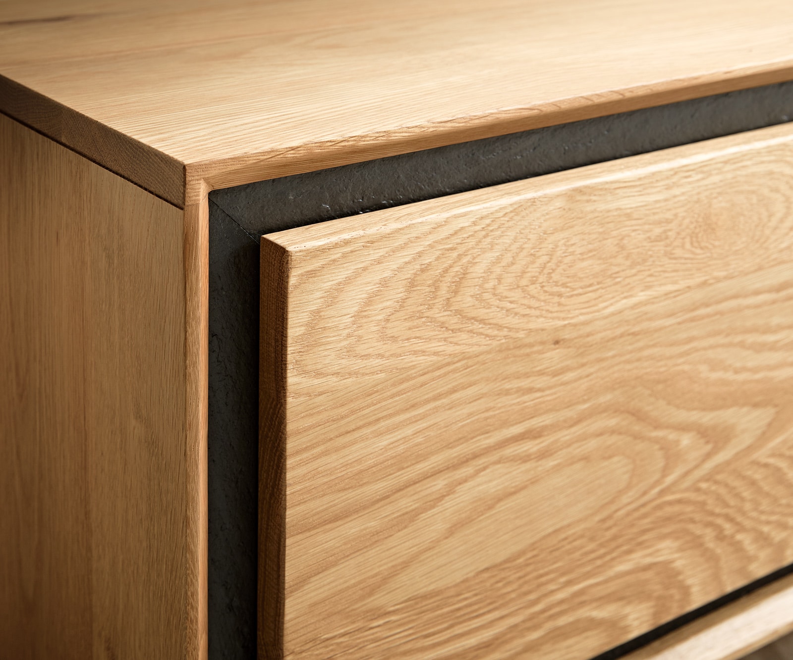 Meuble-TV Stonegrace 200 cm chêne naturel 4 portes placage pierre pied en V métal noir 4 Meuble-TV Stonegrace 200 cm chêne naturel 4 portes placage pierre pied en V métal noir 4