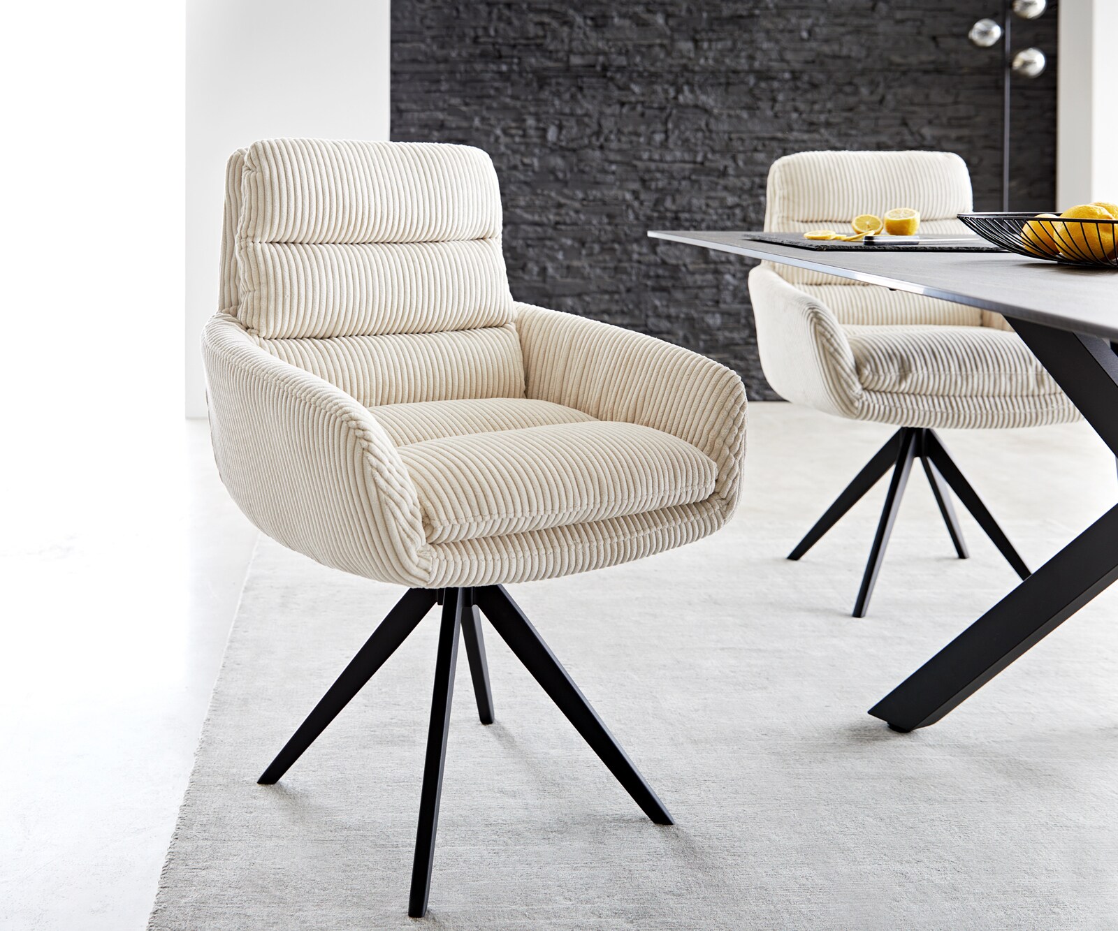 Chaise-de-salle-à-manger Abelia-Flex avec accoudoirs côtelé beige vintage pied croisé angulaire noir