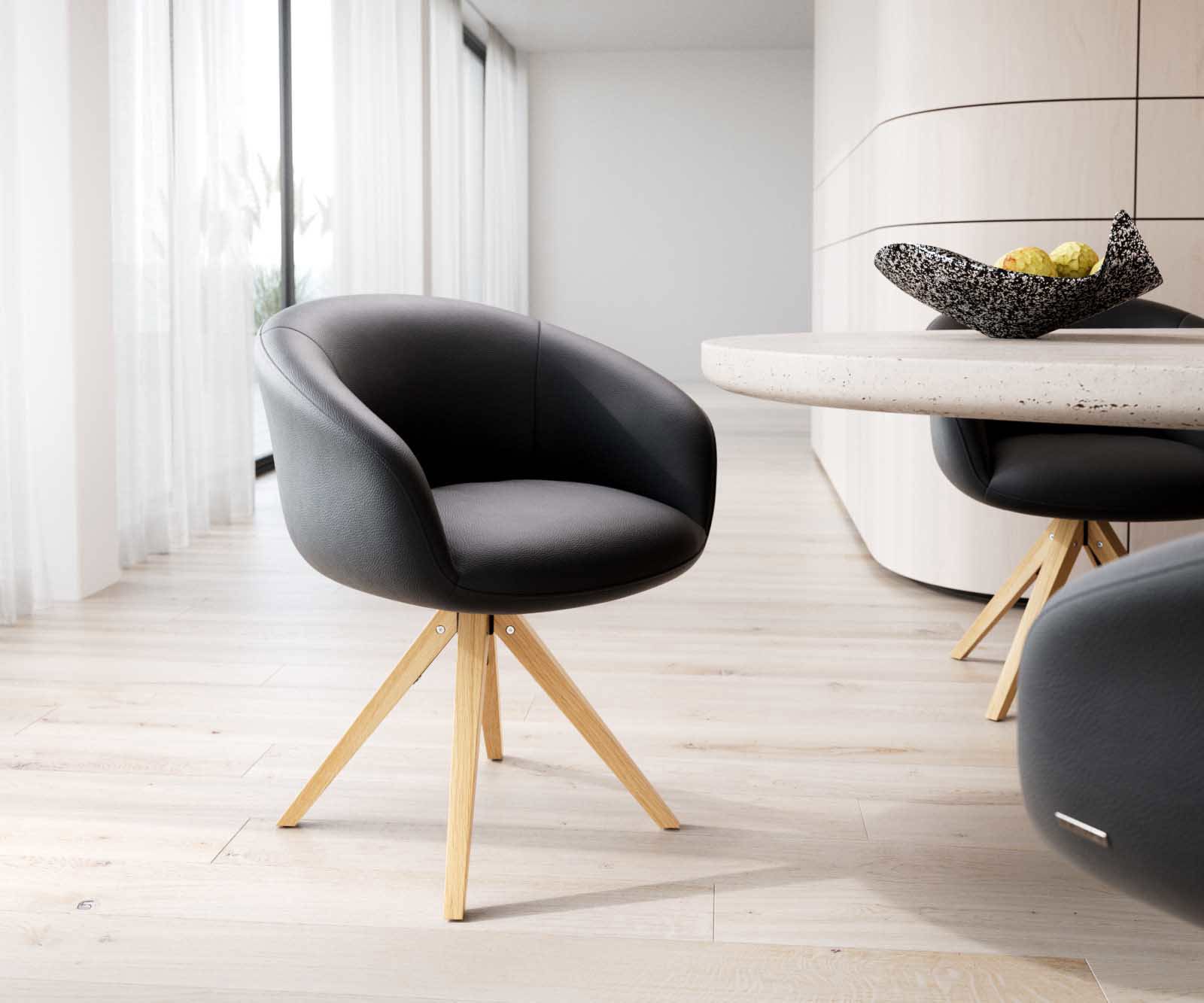 Chaise-pivotante Vinka-Flex avec accoudoirs cuir de vache noir pied en bois angulaire naturel pivotement sur 180° ressorts ensachés