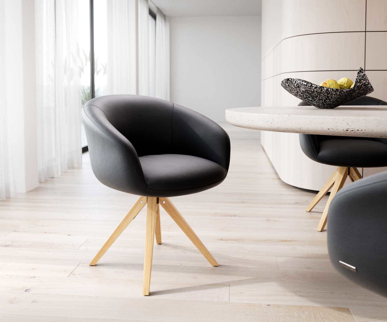 Chaise-pivotante Vinka-Flex avec accoudoirs cuir de vache noir pied en bois angulaire naturel pivotement sur 180° ressorts ensachés Chaise-pivotante Vinka-Flex avec accoudoirs cuir de vache noir pied en bois angulaire naturel pivotement sur 180° ressorts ensachés