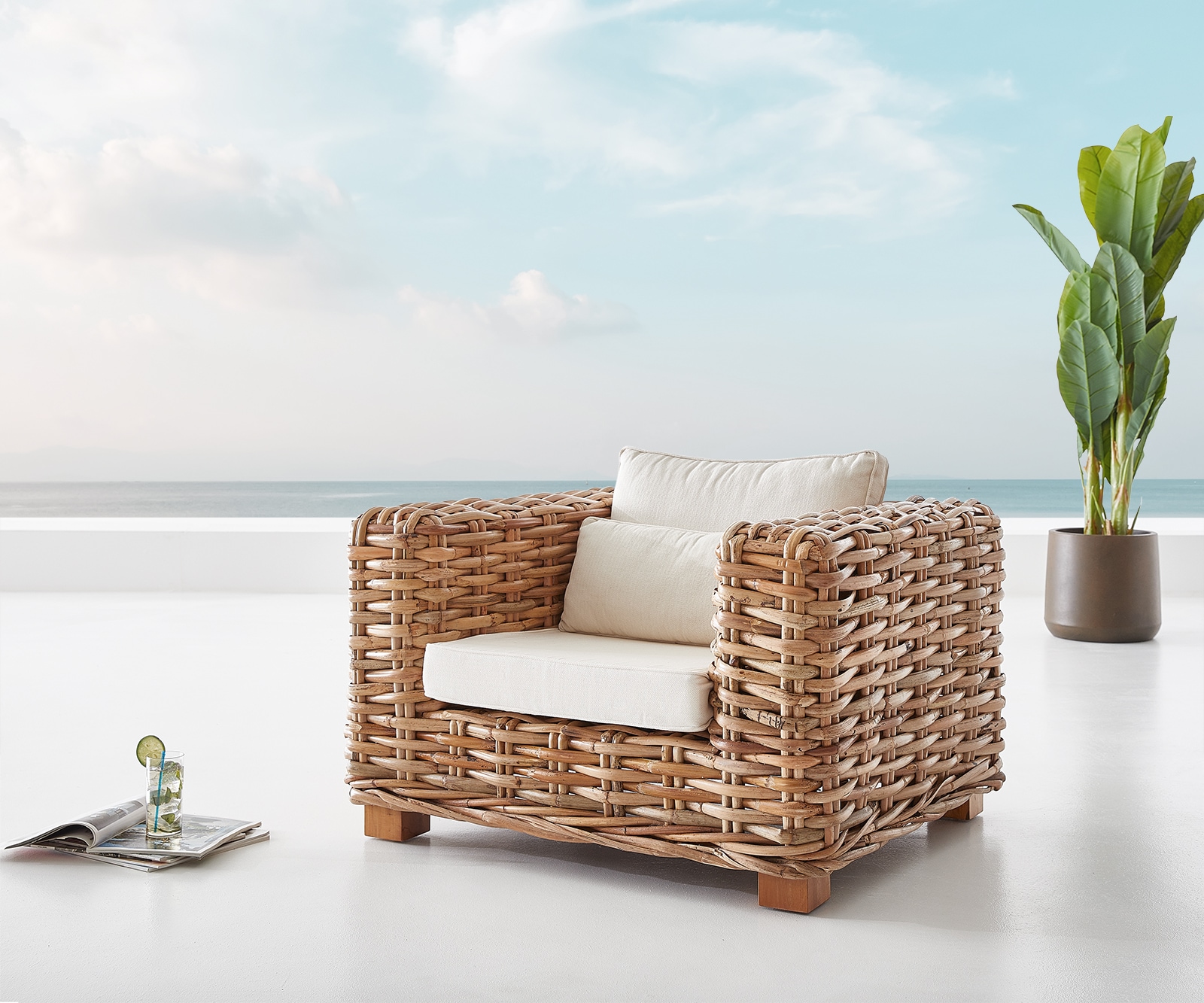 Chaise-Longue Nizza nature en rotin avec coussin blanc outdoor 1  Chaise-Longue Nizza nature en rotin avec coussin blanc outdoor 1