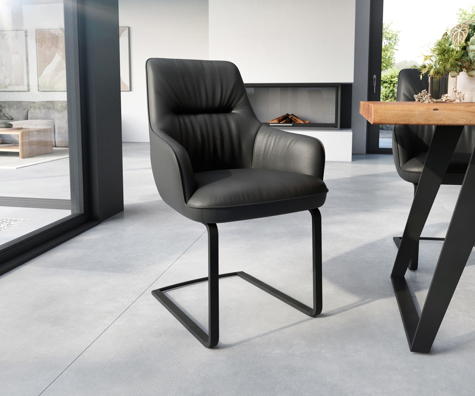 Cantilever Zelia-Flex avec accoudoirs cuir de vache noir pied cantilever plat noir ressorts ensachés
