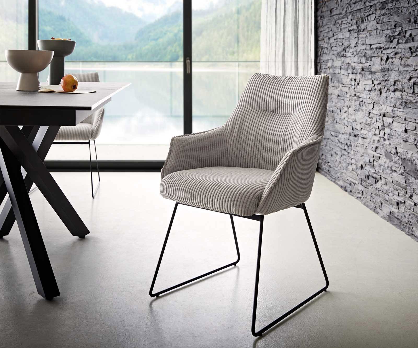 Chaise-de-salle-à-manger Alja-Flex avec accoudoirs côtelé gris argenté pied trapèze noir ressorts ensachés Chaise-de-salle-à-manger Alja-Flex avec accoudoirs côtelé gris argenté pied trapèze noir ressorts ensachés