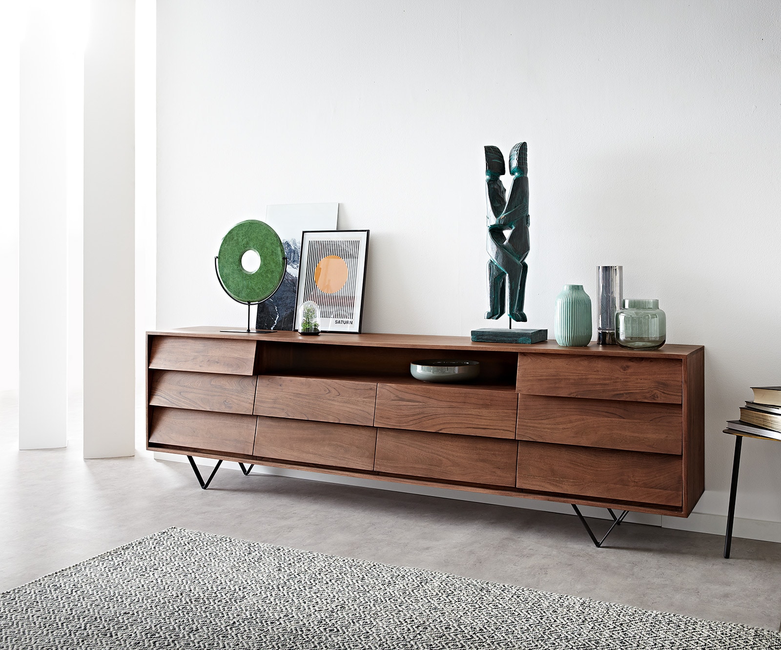 Buffet Eloi 240x40 cm acacia brun 2 portes 6 tiroirs pied en V noir Buffet Eloi 240x40 cm acacia brun 2 portes 6 tiroirs pied en V noir