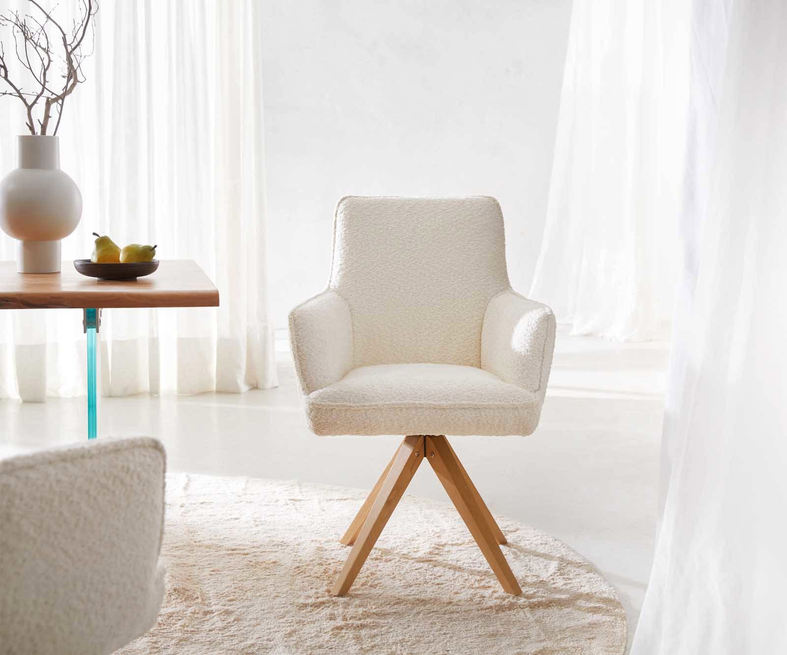 Chaise-pivotante Heira-Flex avec accoudoirs bouclé blanc pied en bois angulaire naturel pivotement sur 180° ressorts ensachés 1 Chaise-pivotante Heira-Flex avec accoudoirs bouclé blanc pied en bois angulaire naturel pivotement sur 180° ressorts ensachés 1