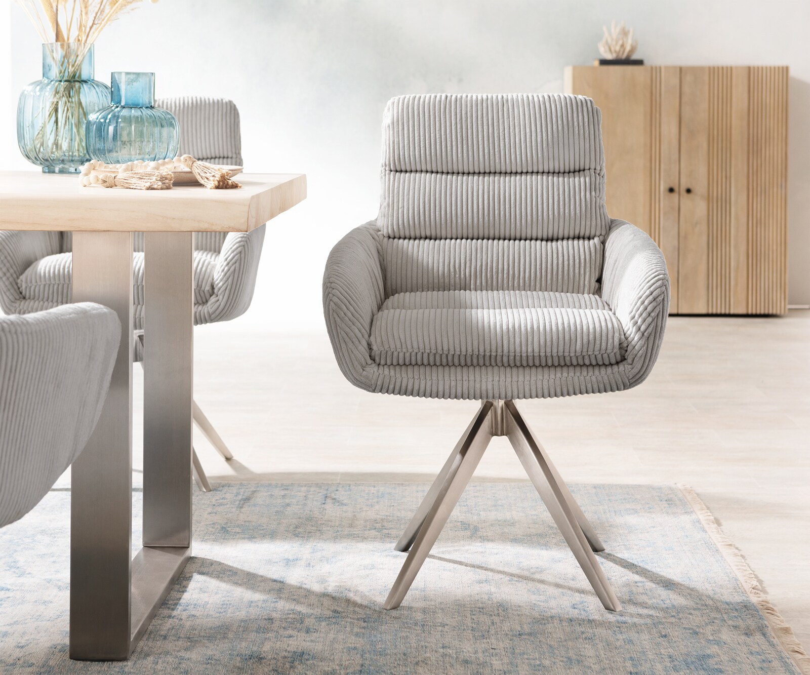 Chaise-de-salle-à-manger Abelia-Flex avec accoudoirs côtelé gris argenté pied croisé angulaire acier inoxydable brossé 1 Chaise-de-salle-à-manger Abelia-Flex avec accoudoirs côtelé gris argenté pied croisé angulaire acier inoxydable brossé 1