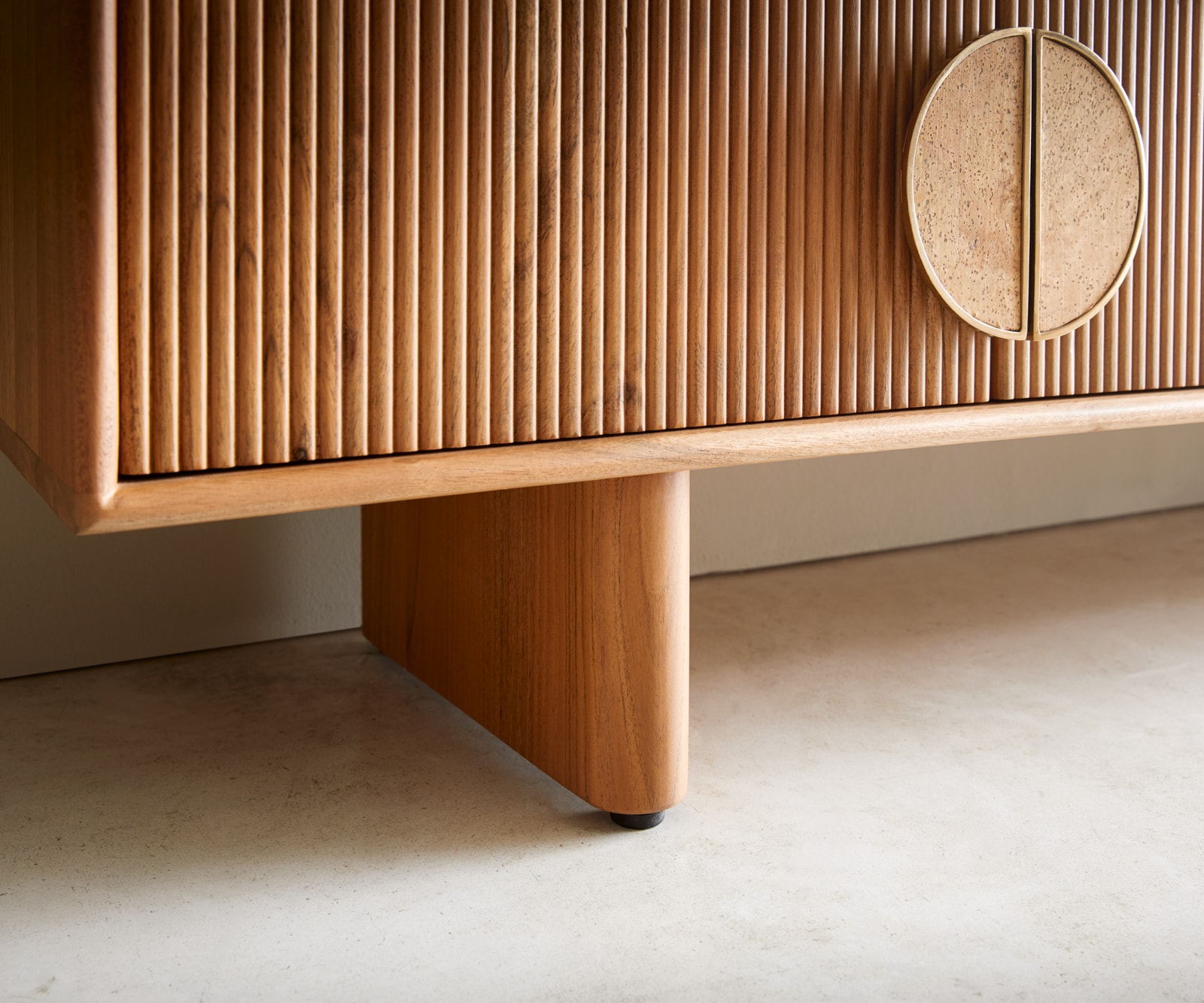 Meuble-TV Surimu 240 cm acacia marron clair 4 portes 2 compartiments poignée en liège pieds en bois 8