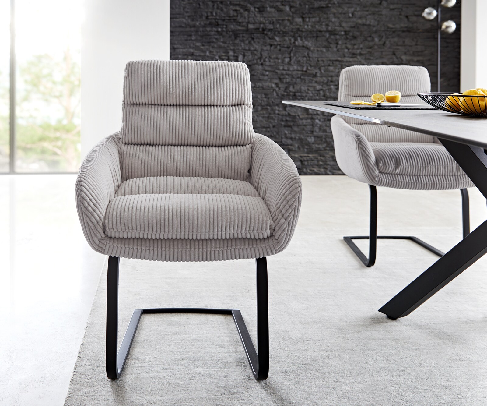 Cantilever Abelia-Flex avec accoudoirs côtelé gris argenté pied cantilever plat noir 1 Cantilever Abelia-Flex avec accoudoirs côtelé gris argenté pied cantilever plat noir 1