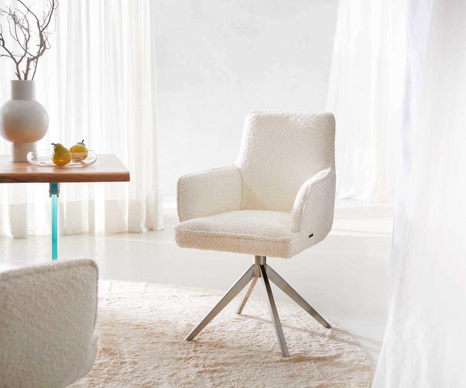 Chaise-pivotante Heira-Flex avec accoudoirs bouclé blanc pied croisé large acier inoxydable brossé pivotement sur 360° ressorts ensachés