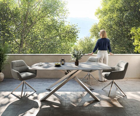 Table d’extérieur Edge bateau 200x100 cm céramique béton gris piètement croisé rectangulaire inox