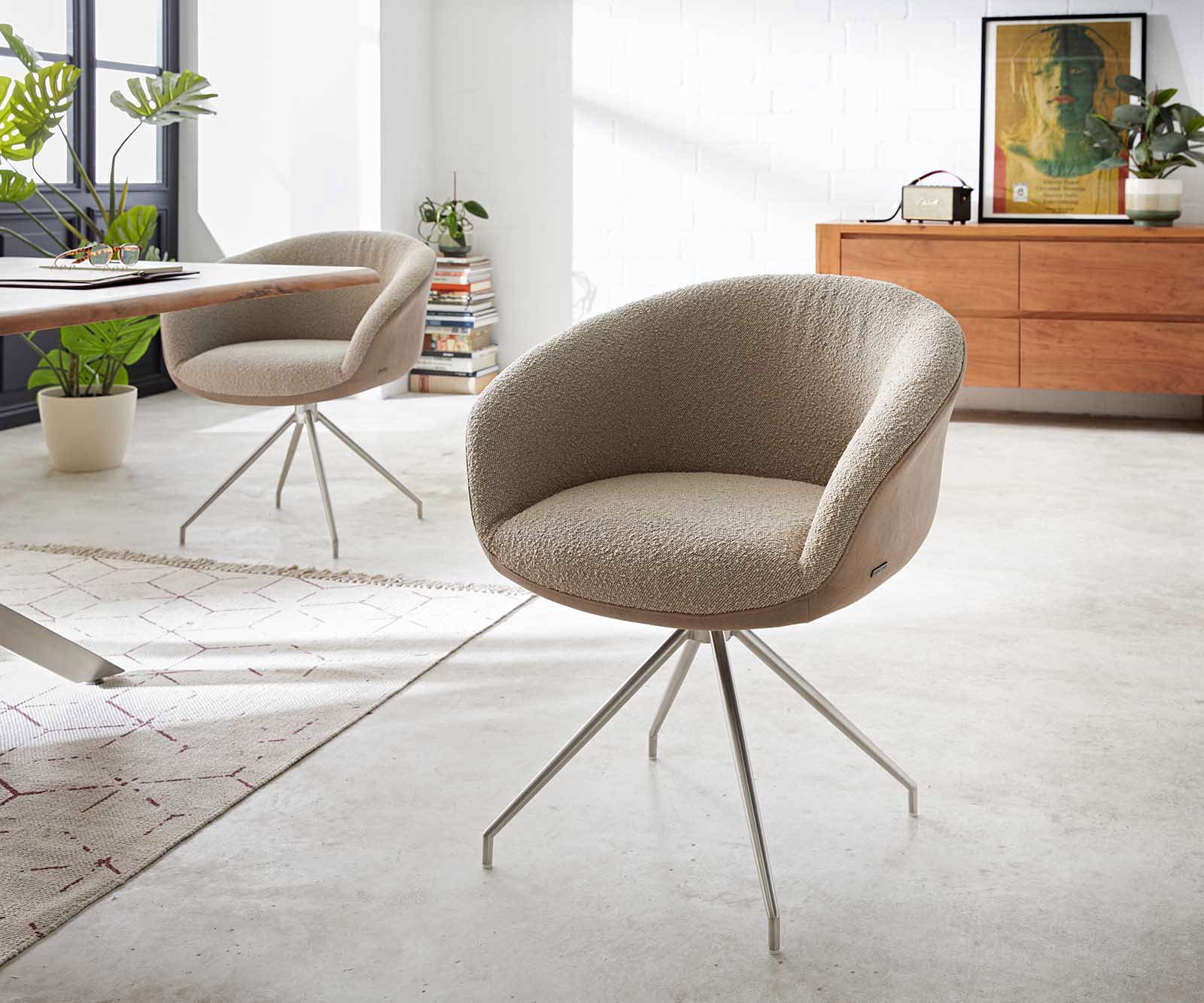 Chaise-pivotante Vinka-Flex avec accoudoirs tissu mixte couleur boue pied croisé conique acier inoxydable brossé pivotement sur 180° ressorts ensachés