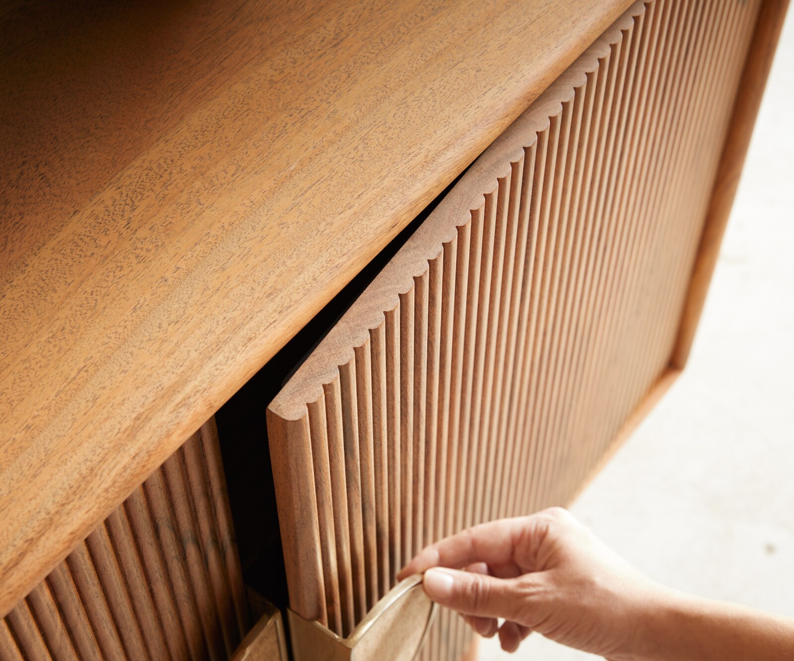 Meuble-TV Surimu 240 cm acacia marron clair 4 portes 2 compartiments poignée en liège pieds en bois 5