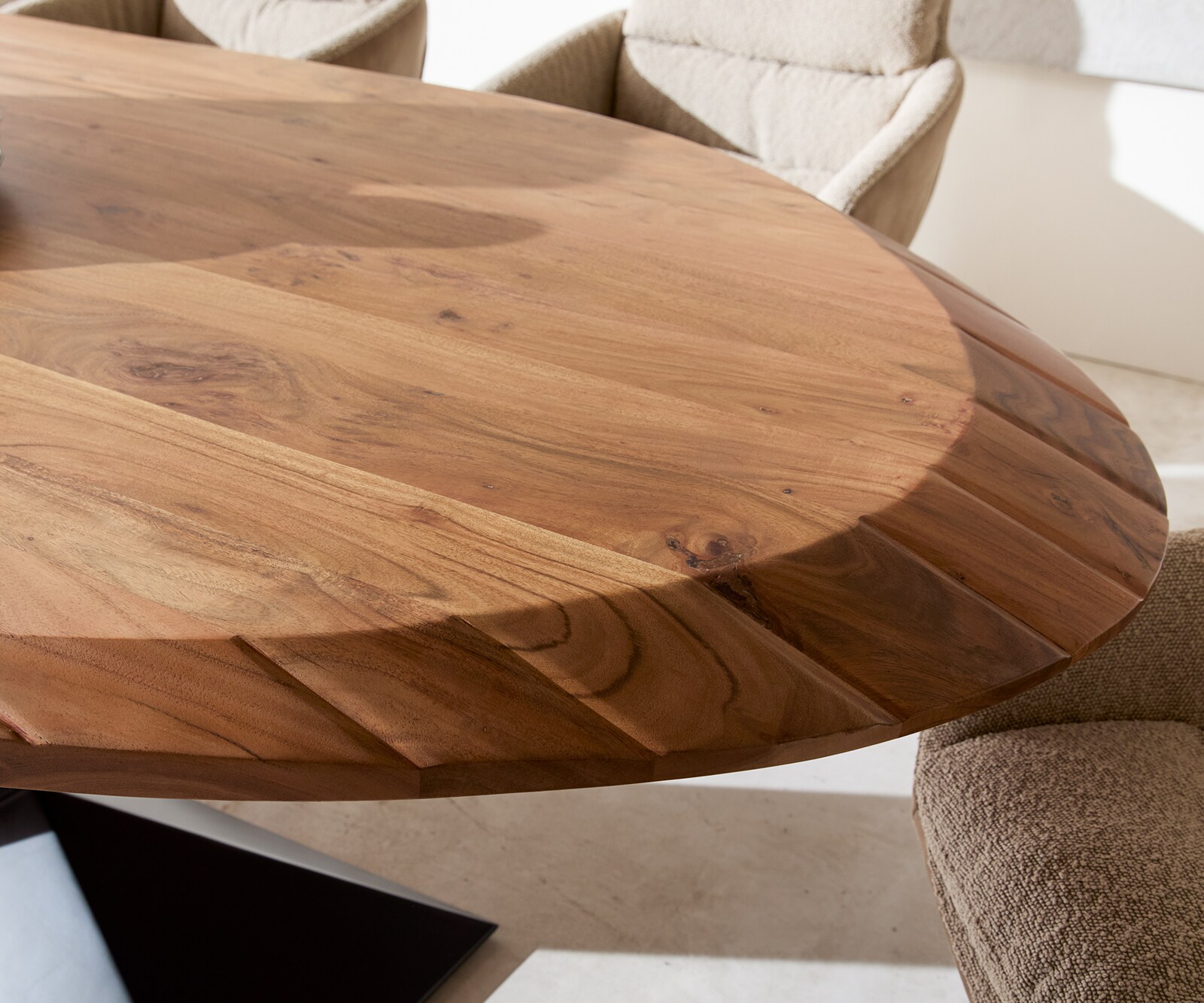 Table à manger Aithon 240x105 cm acacia brun piètement en métal noir ovale 5