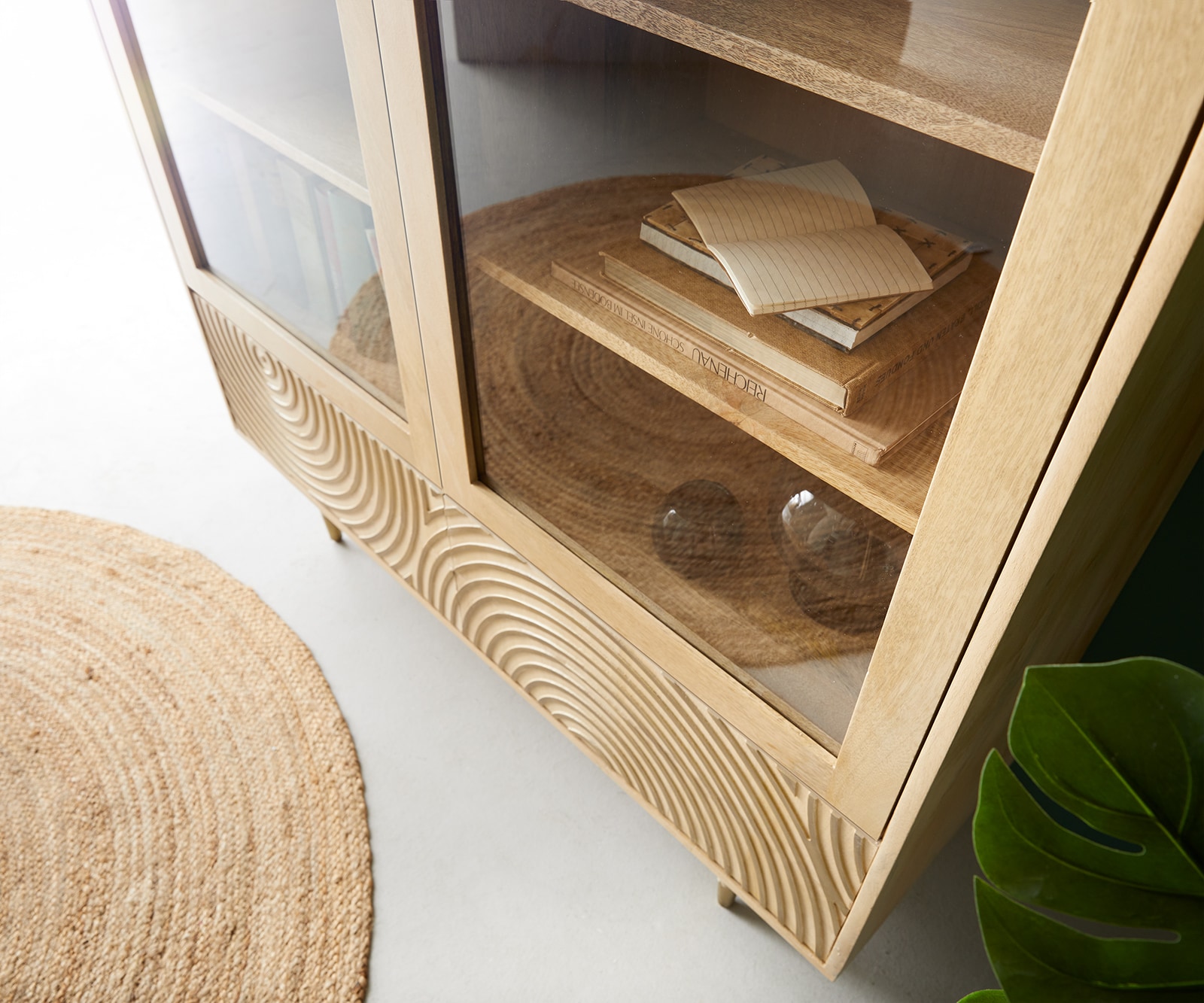 Vitrine Budaya 115x135 cm Manguier naturel 4 portes Pieds coniques 4 Vitrine Budaya 115x135 cm Manguier naturel 4 portes Pieds coniques 4