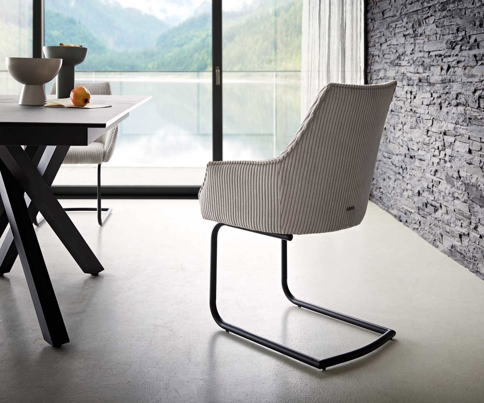Cantilever Alja-Flex avec accoudoirs côtelé gris argenté pied cantilever rond noir ressorts ensachés 4 Cantilever Alja-Flex avec accoudoirs côtelé gris argenté pied cantilever rond noir ressorts ensachés 4