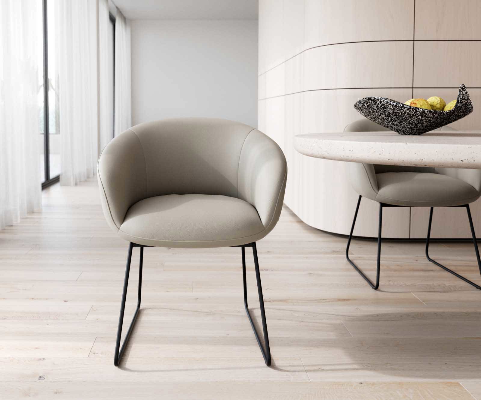 Chaise-de-salle-à-manger Vinka-Flex avec accoudoirs cuir de vache couleur boue pied trapèze noir ressorts ensachés 1 Chaise-de-salle-à-manger Vinka-Flex avec accoudoirs cuir de vache couleur boue pied trapèze noir ressorts ensachés 1