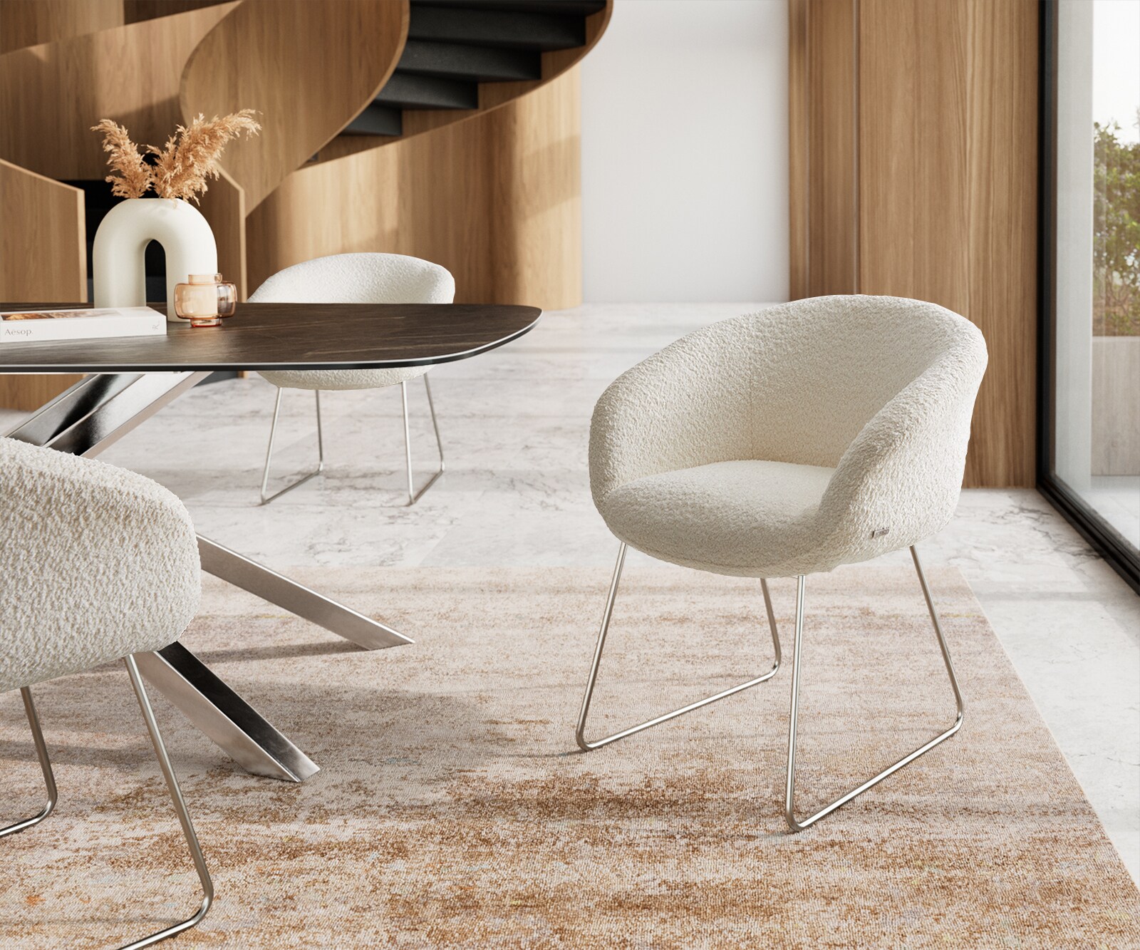 Chaise-de-salle-à-manger Vinka-Flex avec accoudoirs bouclé blanc pied trapèze acier inoxydable brossé ressorts ensachés