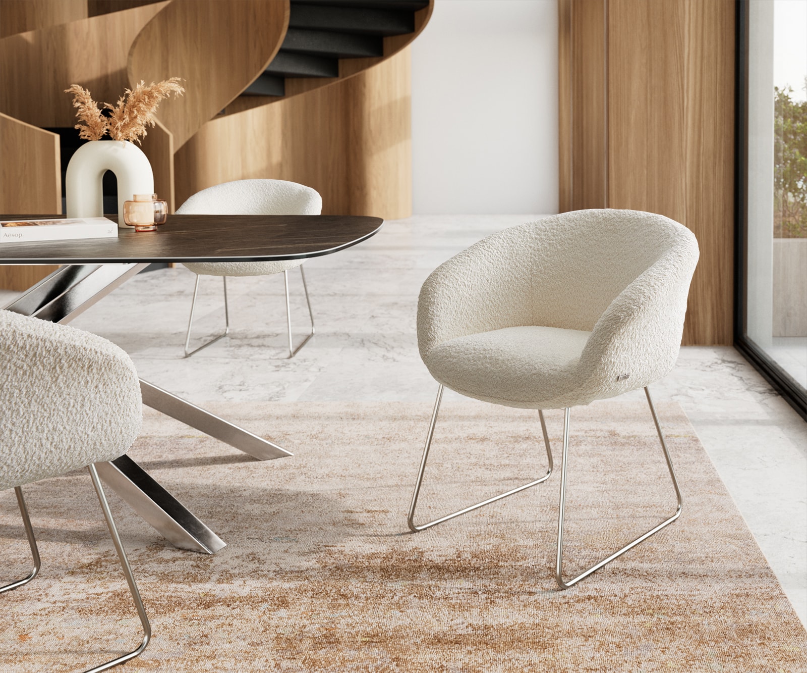 Chaise-de-salle-à-manger Vinka-Flex avec accoudoirs bouclé blanc pied trapèze acier inoxydable brossé ressorts ensachés Chaise-de-salle-à-manger Vinka-Flex avec accoudoirs bouclé blanc pied trapèze acier inoxydable brossé ressorts ensachés