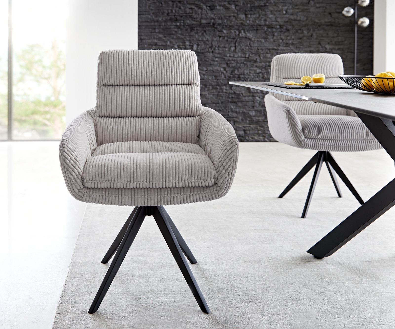 Chaise-de-salle-à-manger Abelia-Flex avec accoudoirs côtelé gris argenté pied croisé angulaire noir 1 Chaise-de-salle-à-manger Abelia-Flex avec accoudoirs côtelé gris argenté pied croisé angulaire noir 1