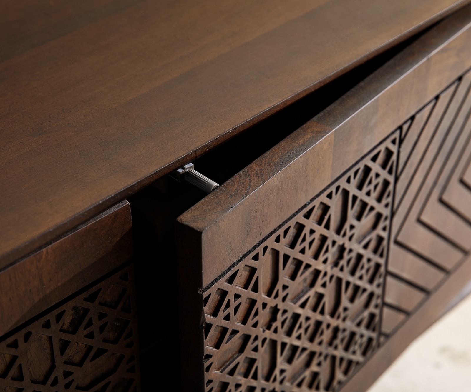 Buffet Manjula 145 cm manguier brun foncé 4 portes pied équerre métal noir 2 Buffet Manjula 145 cm manguier brun foncé 4 portes pied équerre métal noir 2