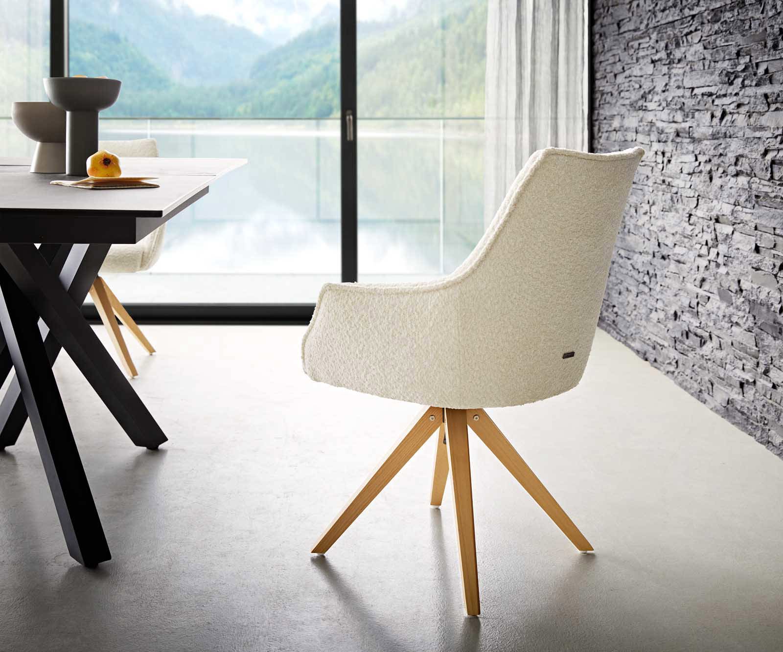 Chaise-pivotante Alja-Flex avec accoudoirs bouclé blanc pied en bois angulaire naturel pivotement sur 180° ressorts ensachés 4 Chaise-pivotante Alja-Flex avec accoudoirs bouclé blanc pied en bois angulaire naturel pivotement sur 180° ressorts ensachés 4