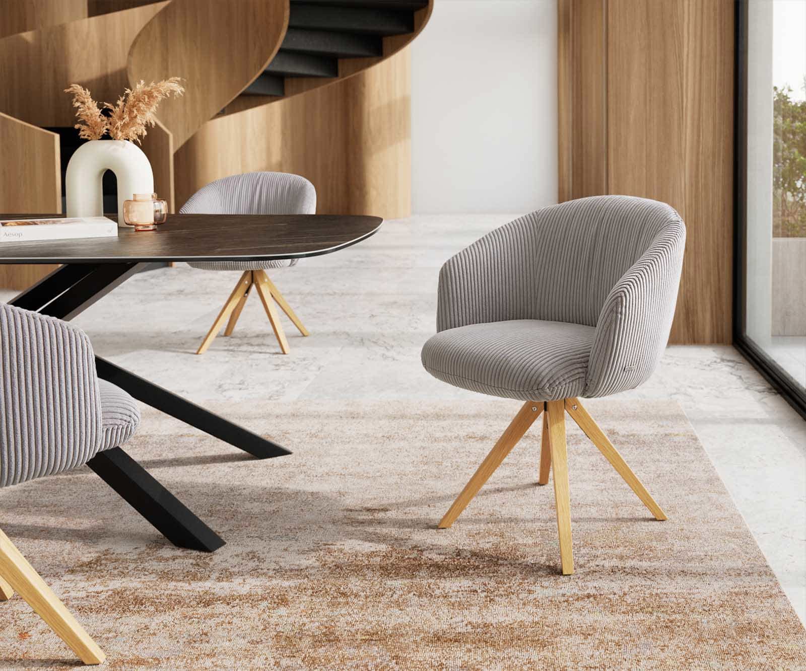 Chaise-pivotante Caja-Flex avec accoudoirs côtelé gris argenté pied en bois angulaire naturel pivotement sur 180° ressorts ensachés Chaise-pivotante Caja-Flex avec accoudoirs côtelé gris argenté pied en bois angulaire naturel pivotement sur 180° ressorts ensachés
