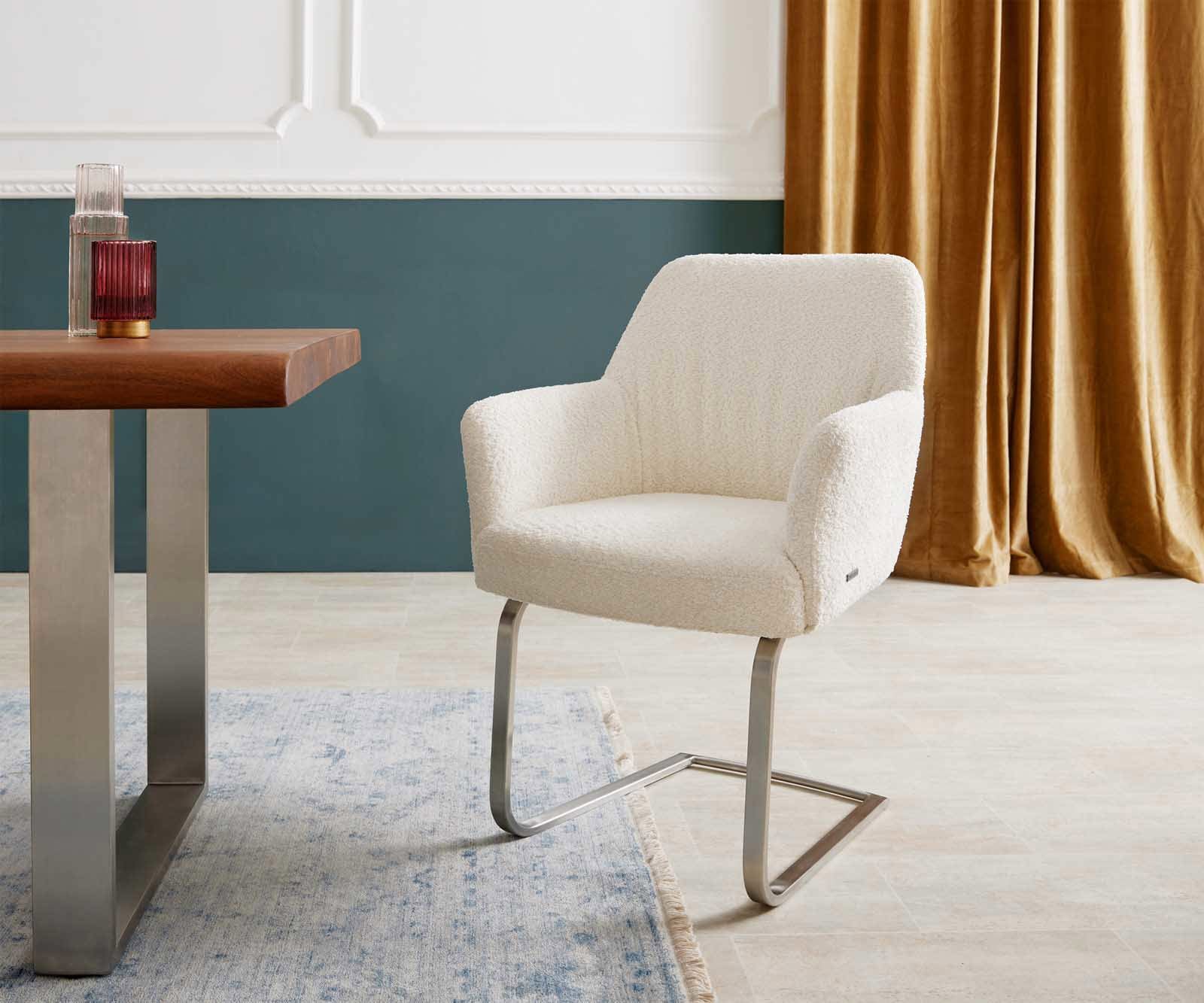 Cantilever Xana-Flex avec accoudoirs bouclé blanc pied cantilever plat acier inoxydable brossé ressorts ensachés Cantilever Xana-Flex avec accoudoirs bouclé blanc pied cantilever plat acier inoxydable brossé ressorts ensachés