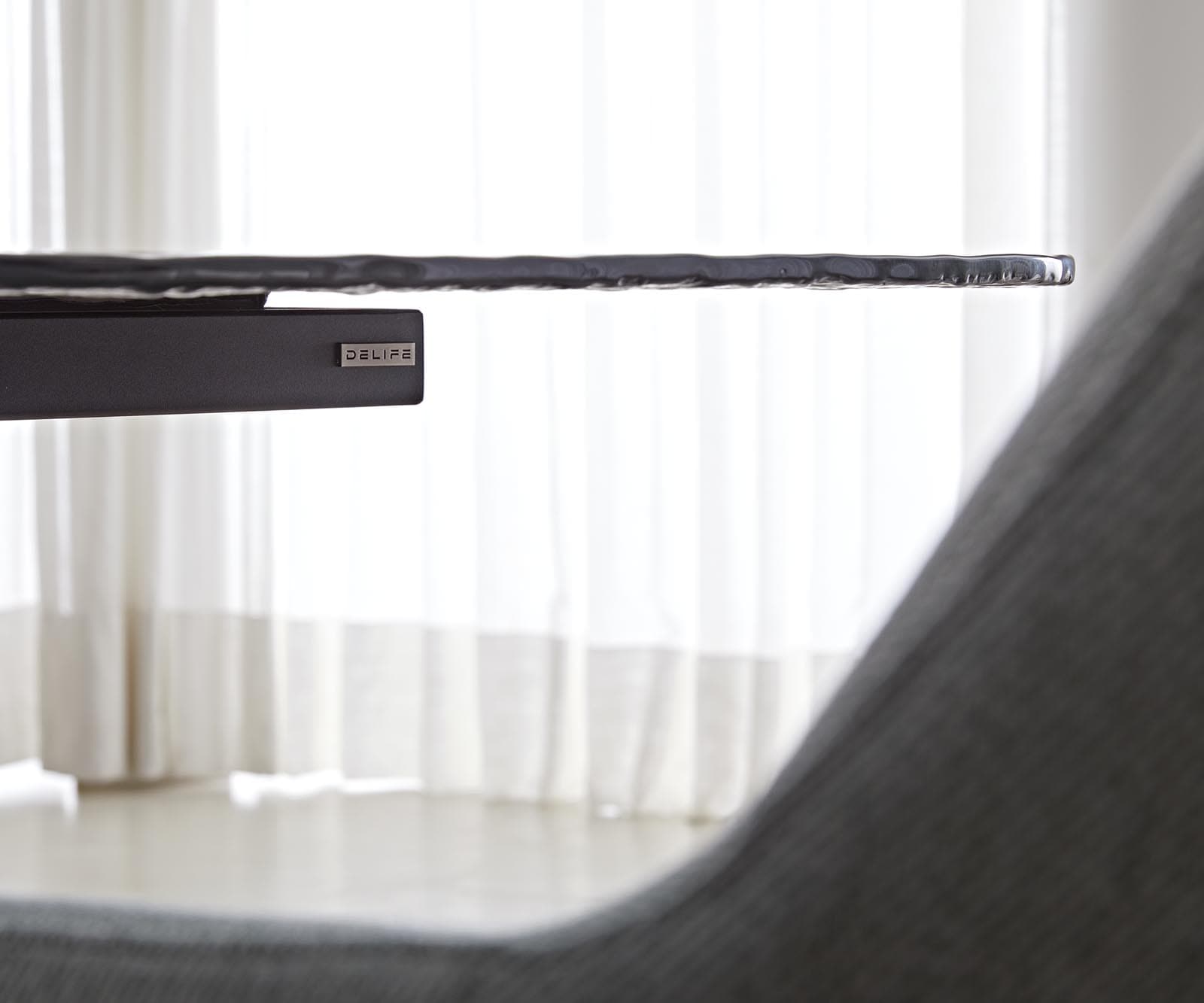 Table à manger Edge Boot 240x120 verre en relief noir fumé design 3D Infinity métal noir 6 Table à manger Edge Boot 240x120 verre en relief noir fumé design 3D Infinity métal noir 6