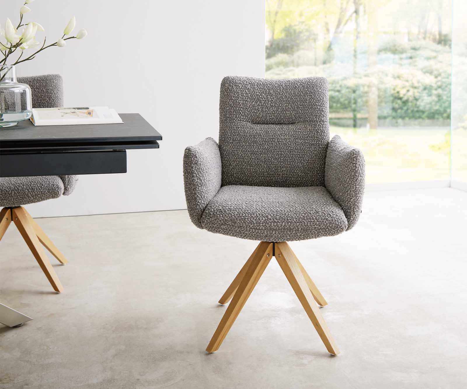 Chaise-pivotante Jova-Flex avec accoudoirs bouclé gris argenté pied en bois angulaire naturel pivotement sur 180° ressorts ensachés 1 Chaise-pivotante Jova-Flex avec accoudoirs bouclé gris argenté pied en bois angulaire naturel pivotement sur 180° ressorts ensachés 1