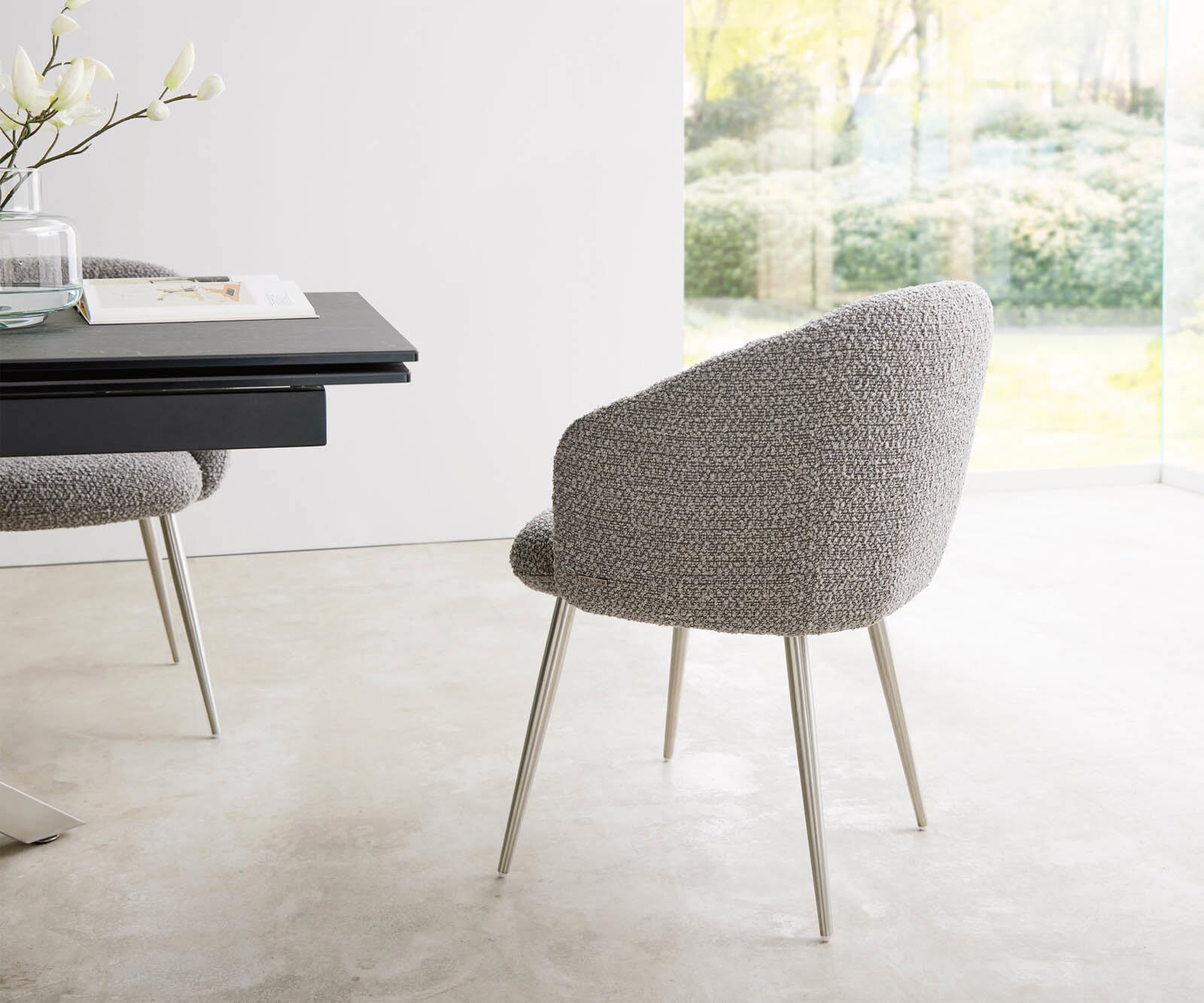 Chaise-de-salle-à-manger Caja-Flex avec accoudoirs bouclé gris argenté 4 pieds coniques acier inoxydable brossé ressorts ensachés 4