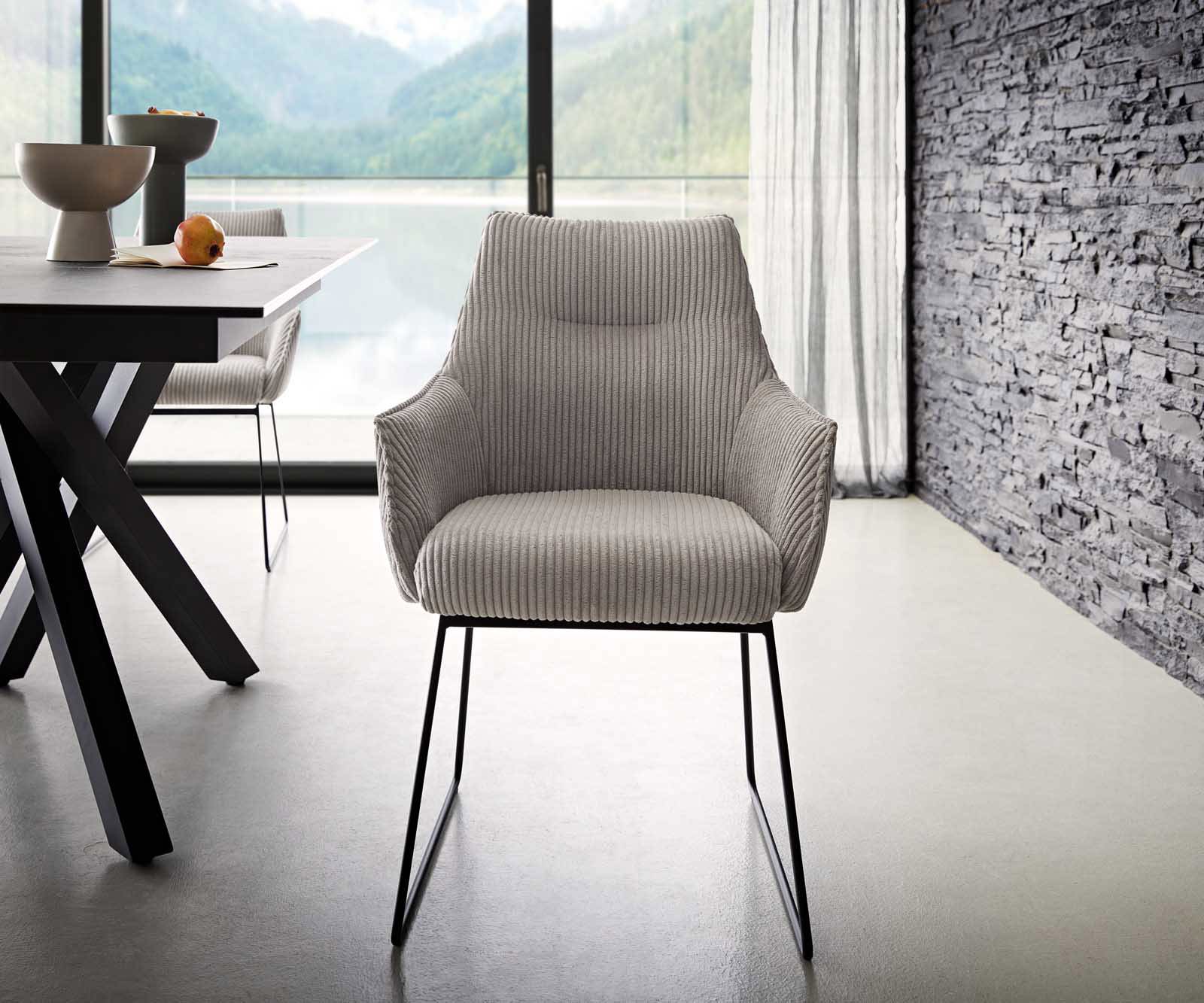 Chaise-de-salle-à-manger Alja-Flex avec accoudoirs côtelé gris argenté pied trapèze noir ressorts ensachés 1 Chaise-de-salle-à-manger Alja-Flex avec accoudoirs côtelé gris argenté pied trapèze noir ressorts ensachés 1