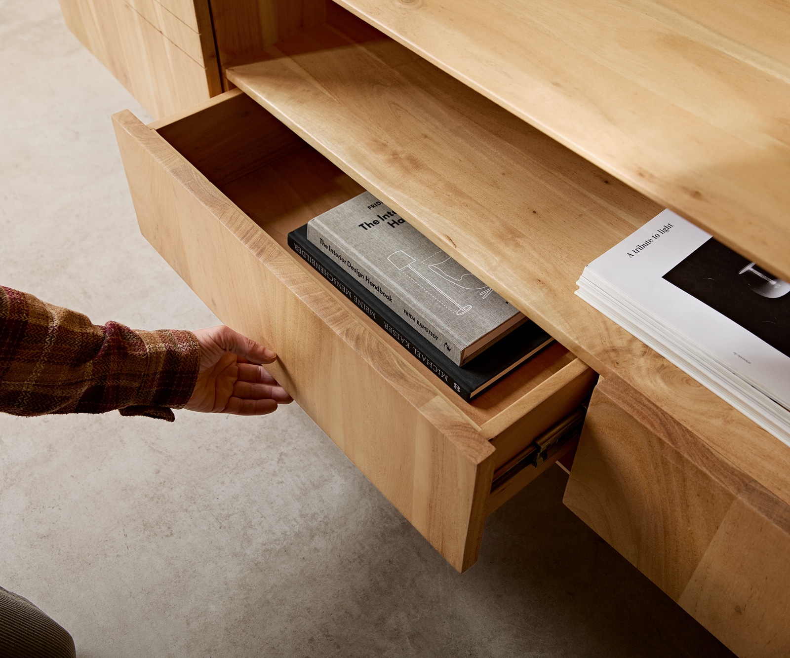 Meuble-TV Nagaru 240 cm acacia Aura 2 portes 2 tiroirs 1 compartiment flottant
Lowboard Nagaru 240 cm Acacia Aura 2 portes 2 tiroirs 1 compartiment flottant 5 Meuble-TV Nagaru 240 cm acacia Aura 2 portes 2 tiroirs 1 compartiment flottant
Lowboard Nagaru 240 cm Acacia Aura 2 portes 2 tiroirs 1 compartiment flottant 5