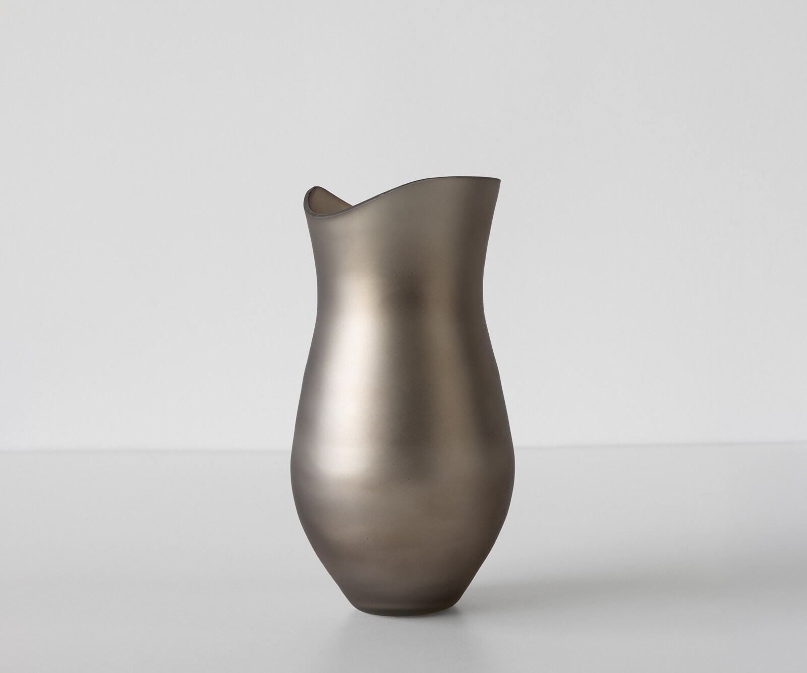 Vase Sinuo l16 x P16 x H30 cm Verre Opal Soufflé à la bouche 1