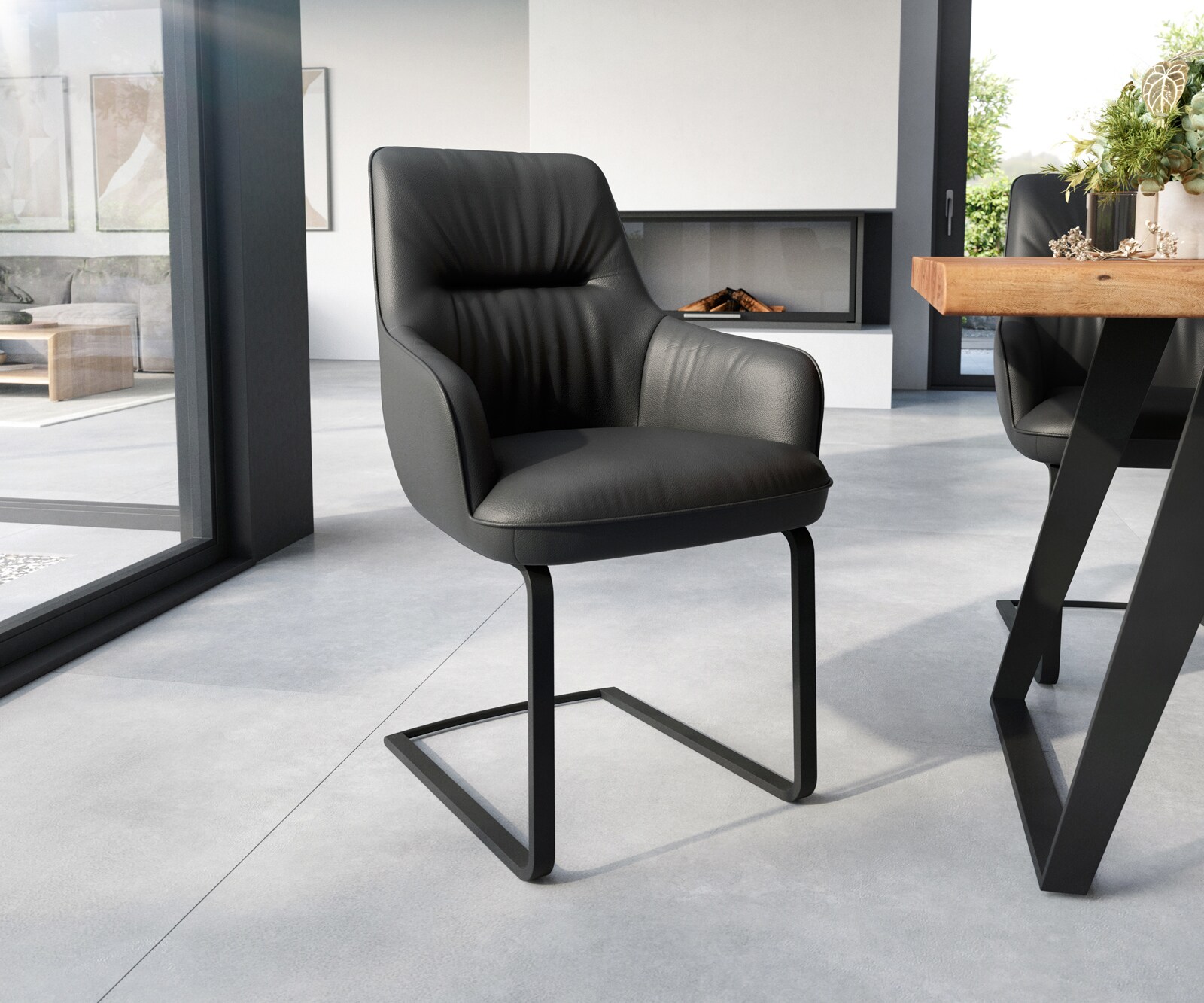 Cantilever Zelia-Flex avec accoudoirs cuir de vache noir pied cantilever plat noir ressorts ensachés